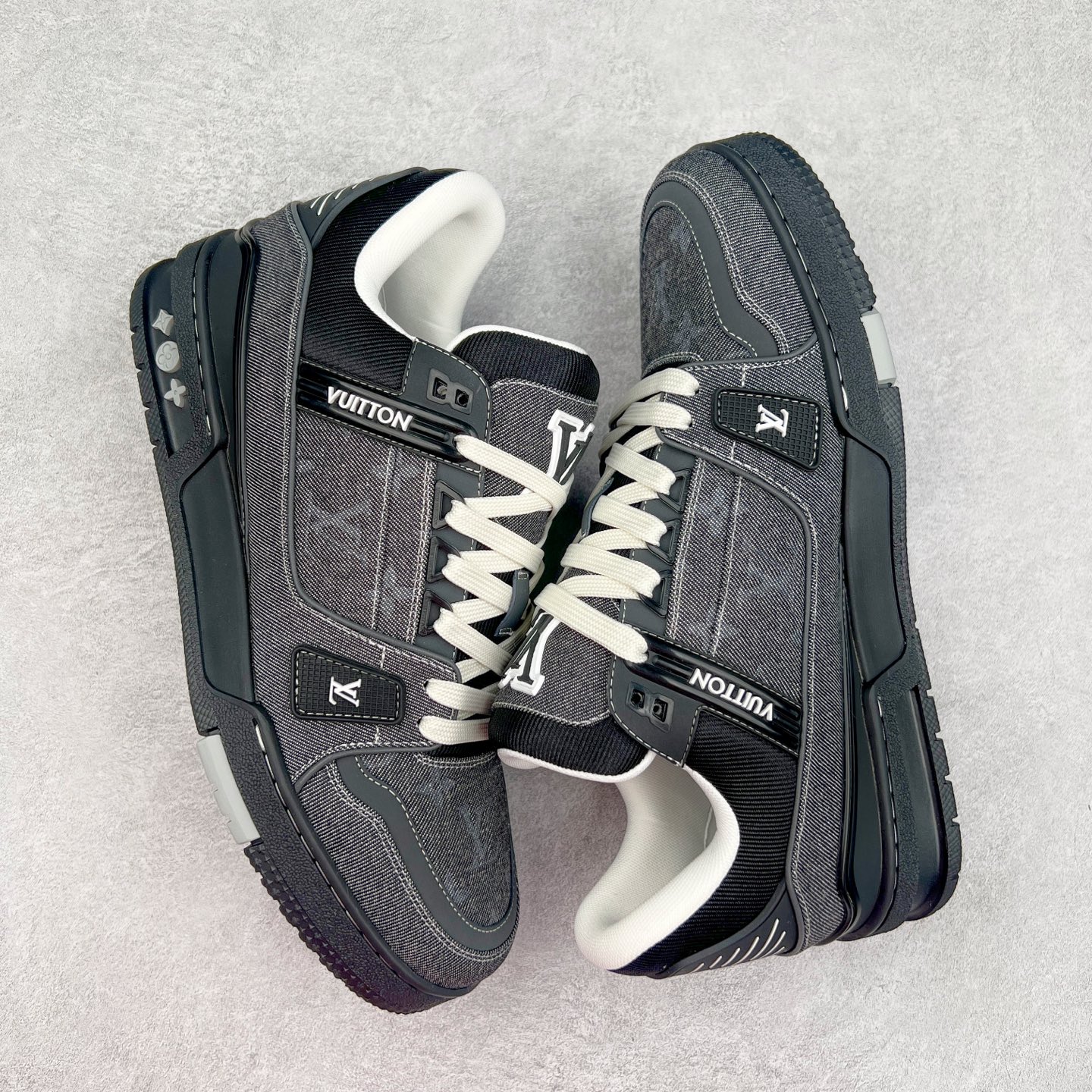 图片[3]-Louis Vuitton Trainer lv时装走秀运动鞋 完美鞋型超高的清洁度 零毛边线头瑕疵 全套原楦原纸版原鞋开模 全网最具灵魂的版型 正确原装黄色鞋盒 正确中底印花 鞋面印花3D高频深度立体 全鞋电脑针车 紧密相连 针距密度一致 环保乳胶注塑鞋垫 厚度脚感还原原版 皮面裁剪部位 统一油边封口工艺 原装橡胶大底含胶量大底组合零偏差 专柜全套包装 防尘袋 说明书 质保卡 男女鞋 尺码：35 36 37 38 39 40 41 42 43 44 45-选品中心