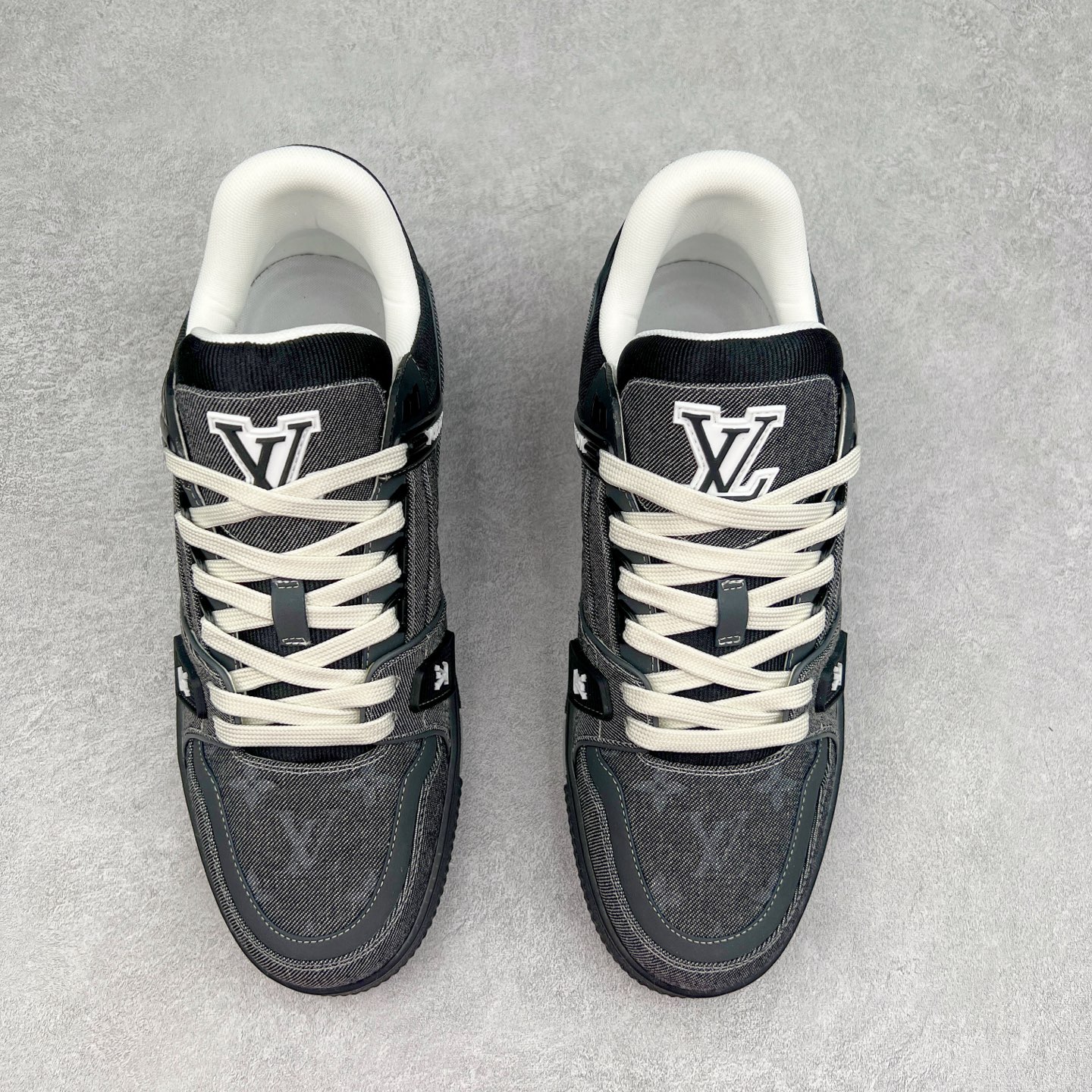 图片[2]-Louis Vuitton Trainer lv时装走秀运动鞋 完美鞋型超高的清洁度 零毛边线头瑕疵 全套原楦原纸版原鞋开模 全网最具灵魂的版型 正确原装黄色鞋盒 正确中底印花 鞋面印花3D高频深度立体 全鞋电脑针车 紧密相连 针距密度一致 环保乳胶注塑鞋垫 厚度脚感还原原版 皮面裁剪部位 统一油边封口工艺 原装橡胶大底含胶量大底组合零偏差 专柜全套包装 防尘袋 说明书 质保卡 男女鞋 尺码：35 36 37 38 39 40 41 42 43 44 45-选品中心