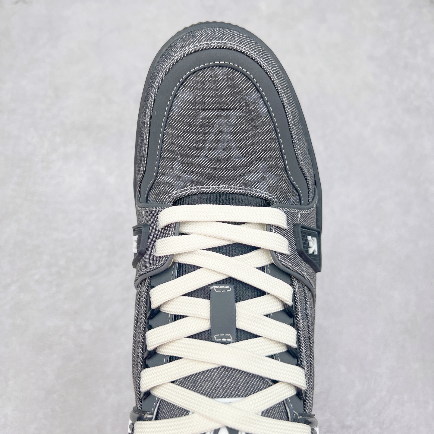 图片[4]-Louis Vuitton Trainer lv时装走秀运动鞋 完美鞋型超高的清洁度 零毛边线头瑕疵 全套原楦原纸版原鞋开模 全网最具灵魂的版型 正确原装黄色鞋盒 正确中底印花 鞋面印花3D高频深度立体 全鞋电脑针车 紧密相连 针距密度一致 环保乳胶注塑鞋垫 厚度脚感还原原版 皮面裁剪部位 统一油边封口工艺 原装橡胶大底含胶量大底组合零偏差 专柜全套包装 防尘袋 说明书 质保卡 男女鞋 尺码：35 36 37 38 39 40 41 42 43 44 45-选品中心