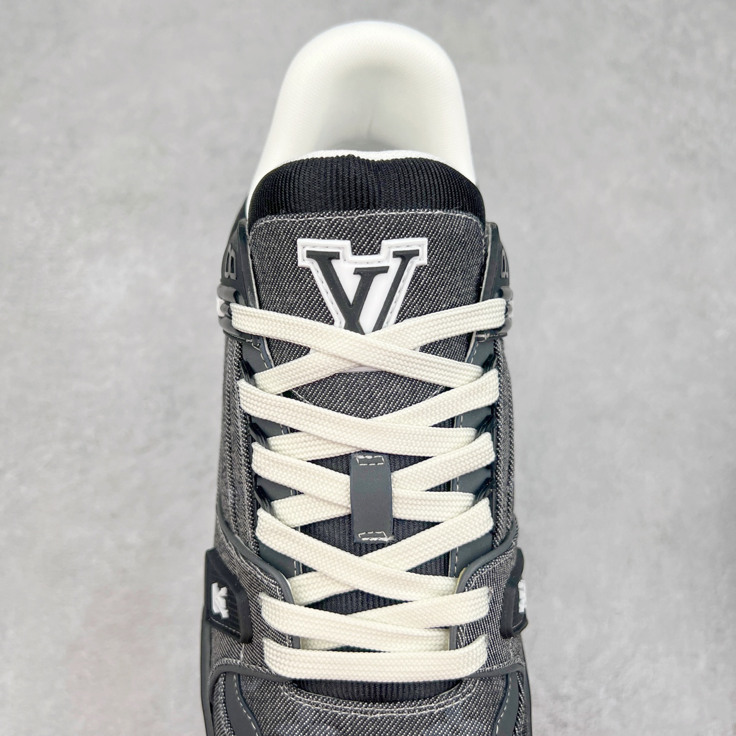 图片[5]-Louis Vuitton Trainer lv时装走秀运动鞋 完美鞋型超高的清洁度 零毛边线头瑕疵 全套原楦原纸版原鞋开模 全网最具灵魂的版型 正确原装黄色鞋盒 正确中底印花 鞋面印花3D高频深度立体 全鞋电脑针车 紧密相连 针距密度一致 环保乳胶注塑鞋垫 厚度脚感还原原版 皮面裁剪部位 统一油边封口工艺 原装橡胶大底含胶量大底组合零偏差 专柜全套包装 防尘袋 说明书 质保卡 男女鞋 尺码：35 36 37 38 39 40 41 42 43 44 45-选品中心