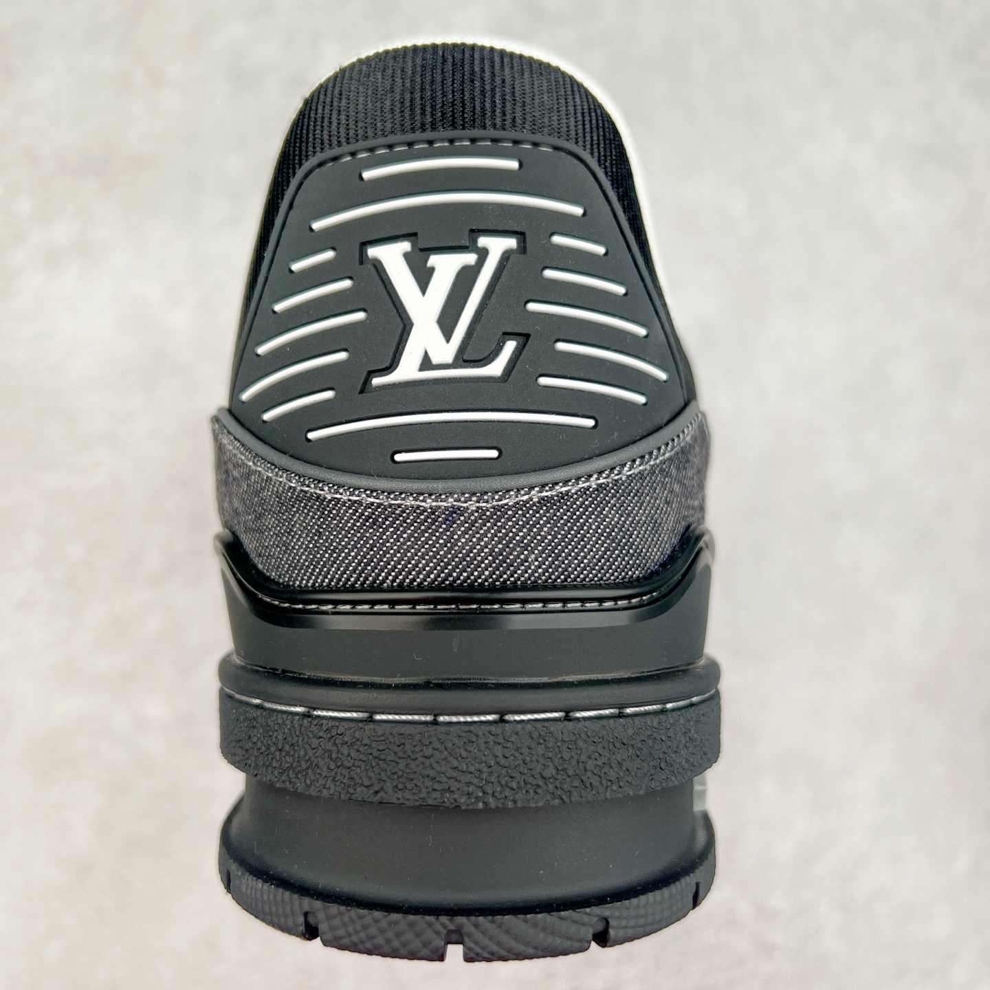 图片[8]-Louis Vuitton Trainer lv时装走秀运动鞋 完美鞋型超高的清洁度 零毛边线头瑕疵 全套原楦原纸版原鞋开模 全网最具灵魂的版型 正确原装黄色鞋盒 正确中底印花 鞋面印花3D高频深度立体 全鞋电脑针车 紧密相连 针距密度一致 环保乳胶注塑鞋垫 厚度脚感还原原版 皮面裁剪部位 统一油边封口工艺 原装橡胶大底含胶量大底组合零偏差 专柜全套包装 防尘袋 说明书 质保卡 男女鞋 尺码：35 36 37 38 39 40 41 42 43 44 45-选品中心