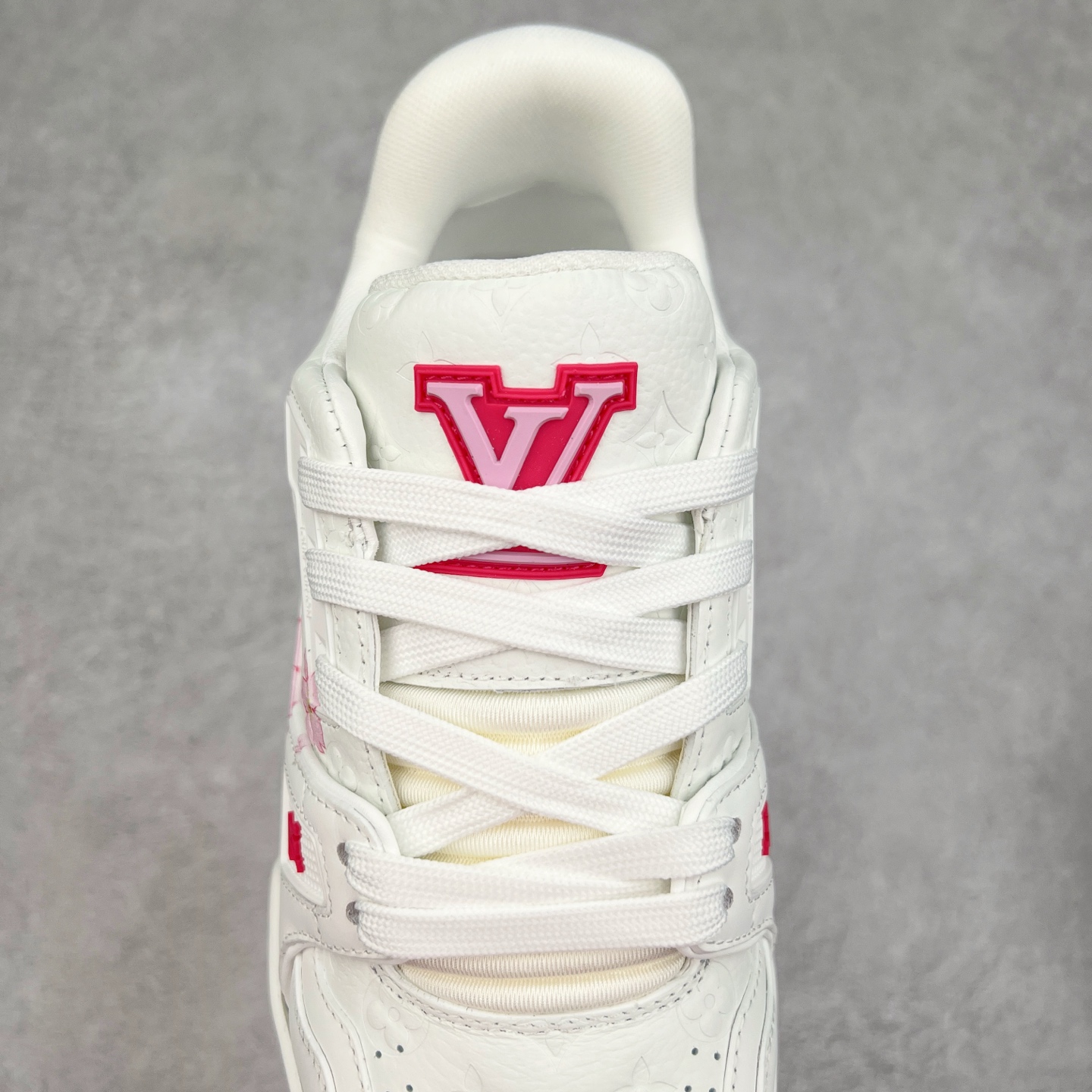 图片[5]-Louis Vuitton Trainer lv时装走秀运动鞋 完美鞋型超高的清洁度 零毛边线头瑕疵 全套原楦原纸版原鞋开模 全网最具灵魂的版型 正确原装黄色鞋盒 正确中底印花 鞋面印花3D高频深度立体 全鞋电脑针车 紧密相连 针距密度一致 环保乳胶注塑鞋垫 厚度脚感还原原版 皮面裁剪部位 统一油边封口工艺 原装橡胶大底含胶量大底组合零偏差 专柜全套包装 防尘袋 说明书 质保卡 男女鞋 尺码：35 36 37 38 39 40 41 42 43 44 45-选品中心