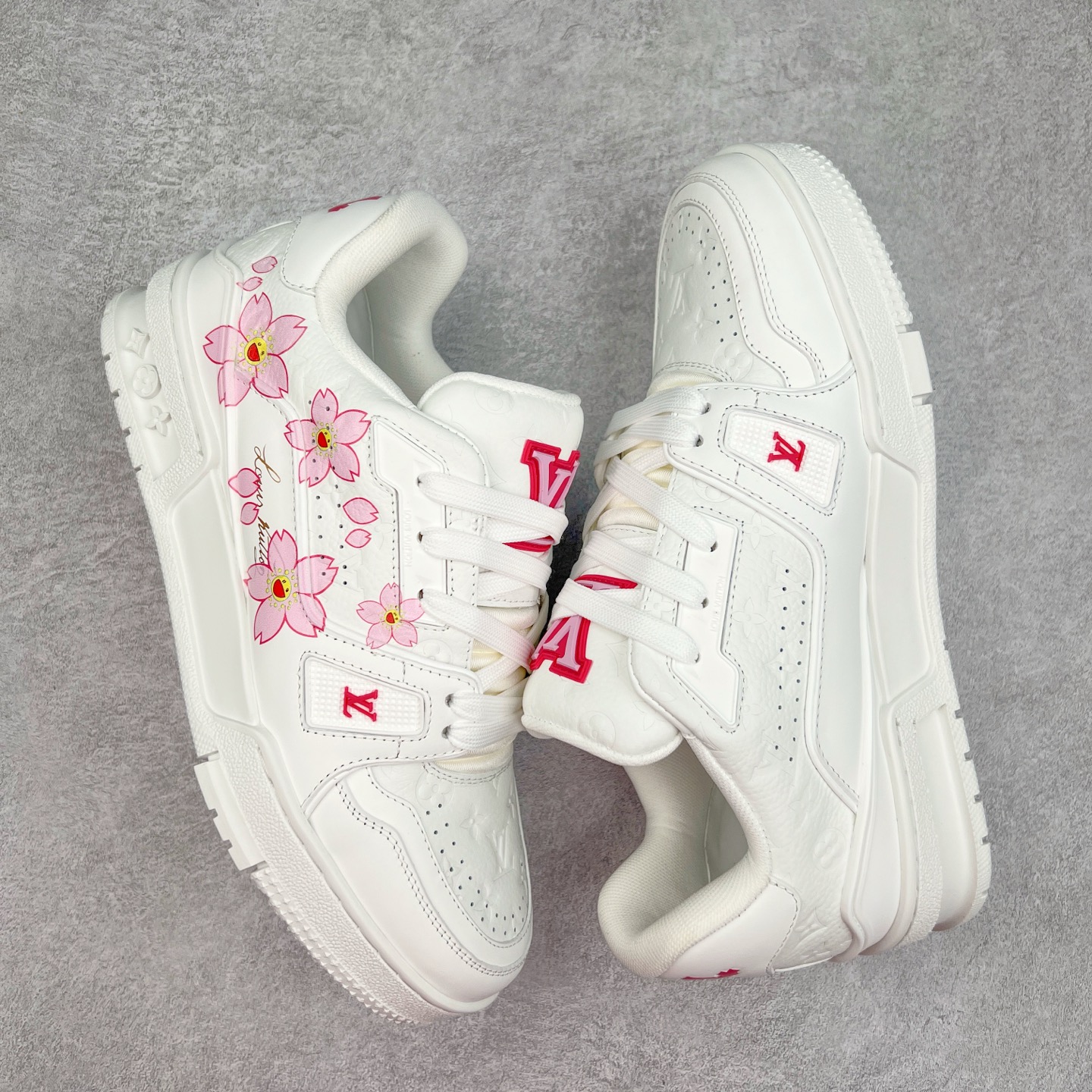 图片[3]-Louis Vuitton Trainer lv时装走秀运动鞋 完美鞋型超高的清洁度 零毛边线头瑕疵 全套原楦原纸版原鞋开模 全网最具灵魂的版型 正确原装黄色鞋盒 正确中底印花 鞋面印花3D高频深度立体 全鞋电脑针车 紧密相连 针距密度一致 环保乳胶注塑鞋垫 厚度脚感还原原版 皮面裁剪部位 统一油边封口工艺 原装橡胶大底含胶量大底组合零偏差 专柜全套包装 防尘袋 说明书 质保卡 男女鞋 尺码：35 36 37 38 39 40 41 42 43 44 45-选品中心