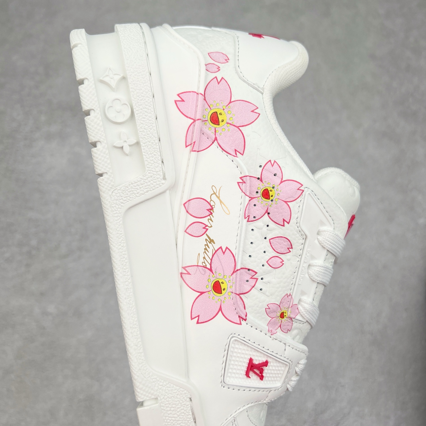 图片[6]-Louis Vuitton Trainer lv时装走秀运动鞋 完美鞋型超高的清洁度 零毛边线头瑕疵 全套原楦原纸版原鞋开模 全网最具灵魂的版型 正确原装黄色鞋盒 正确中底印花 鞋面印花3D高频深度立体 全鞋电脑针车 紧密相连 针距密度一致 环保乳胶注塑鞋垫 厚度脚感还原原版 皮面裁剪部位 统一油边封口工艺 原装橡胶大底含胶量大底组合零偏差 专柜全套包装 防尘袋 说明书 质保卡 男女鞋 尺码：35 36 37 38 39 40 41 42 43 44 45-选品中心