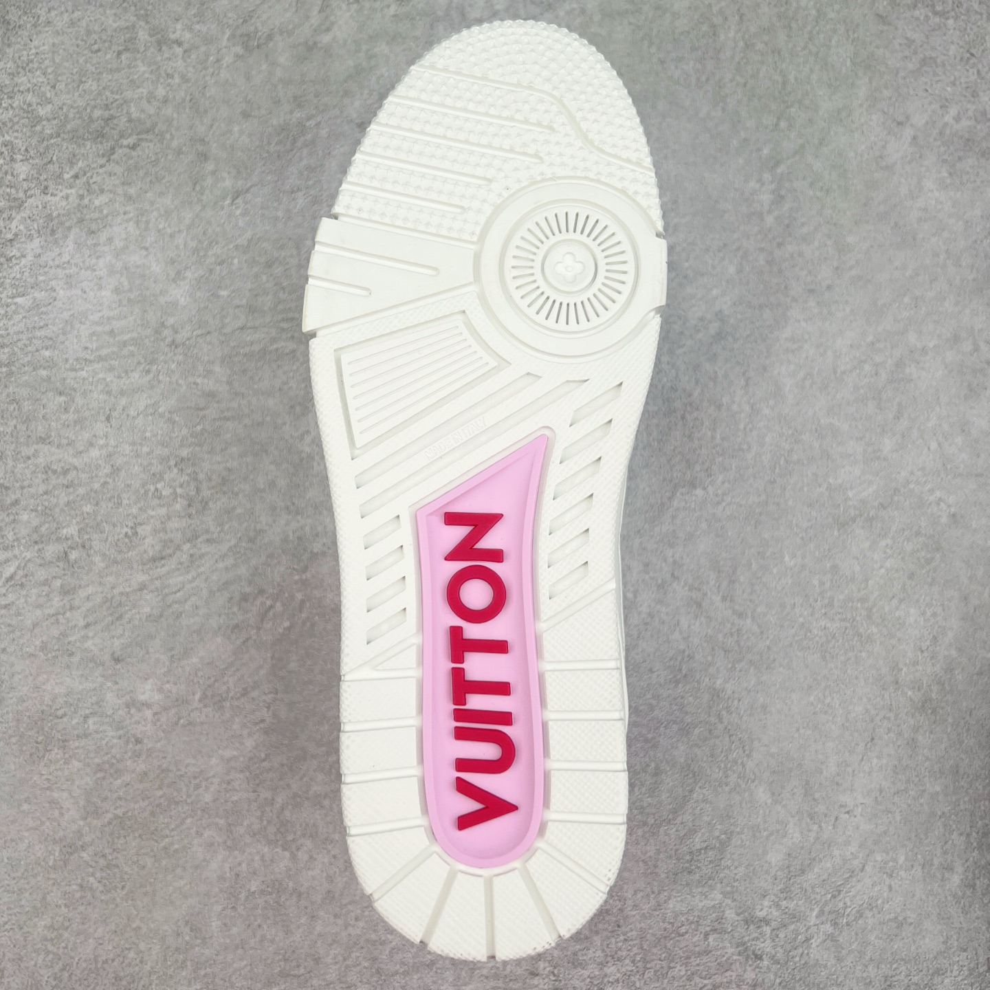 图片[9]-Louis Vuitton Trainer lv时装走秀运动鞋 完美鞋型超高的清洁度 零毛边线头瑕疵 全套原楦原纸版原鞋开模 全网最具灵魂的版型 正确原装黄色鞋盒 正确中底印花 鞋面印花3D高频深度立体 全鞋电脑针车 紧密相连 针距密度一致 环保乳胶注塑鞋垫 厚度脚感还原原版 皮面裁剪部位 统一油边封口工艺 原装橡胶大底含胶量大底组合零偏差 专柜全套包装 防尘袋 说明书 质保卡 男女鞋 尺码：35 36 37 38 39 40 41 42 43 44 45-选品中心