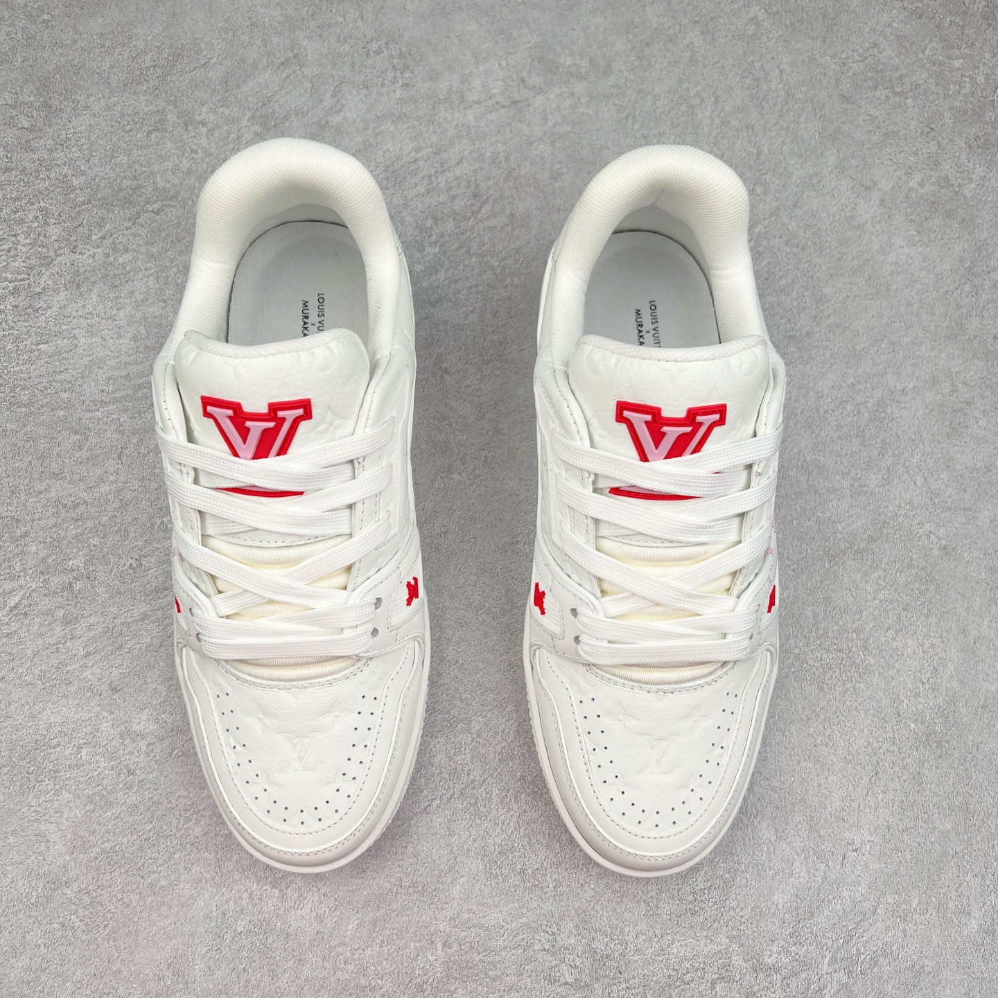 图片[2]-Louis Vuitton Trainer lv时装走秀运动鞋 完美鞋型超高的清洁度 零毛边线头瑕疵 全套原楦原纸版原鞋开模 全网最具灵魂的版型 正确原装黄色鞋盒 正确中底印花 鞋面印花3D高频深度立体 全鞋电脑针车 紧密相连 针距密度一致 环保乳胶注塑鞋垫 厚度脚感还原原版 皮面裁剪部位 统一油边封口工艺 原装橡胶大底含胶量大底组合零偏差 专柜全套包装 防尘袋 说明书 质保卡 男女鞋 尺码：35 36 37 38 39 40 41 42 43 44 45-选品中心