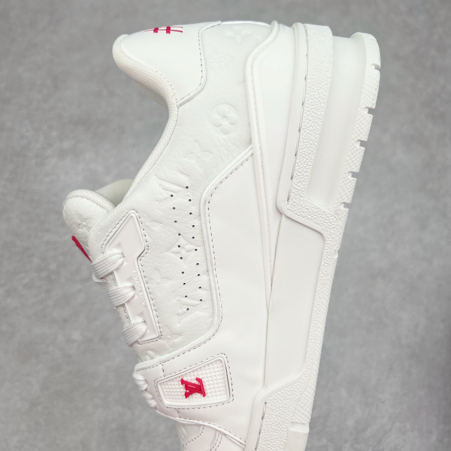 图片[7]-Louis Vuitton Trainer lv时装走秀运动鞋 完美鞋型超高的清洁度 零毛边线头瑕疵 全套原楦原纸版原鞋开模 全网最具灵魂的版型 正确原装黄色鞋盒 正确中底印花 鞋面印花3D高频深度立体 全鞋电脑针车 紧密相连 针距密度一致 环保乳胶注塑鞋垫 厚度脚感还原原版 皮面裁剪部位 统一油边封口工艺 原装橡胶大底含胶量大底组合零偏差 专柜全套包装 防尘袋 说明书 质保卡 男女鞋 尺码：35 36 37 38 39 40 41 42 43 44 45-选品中心