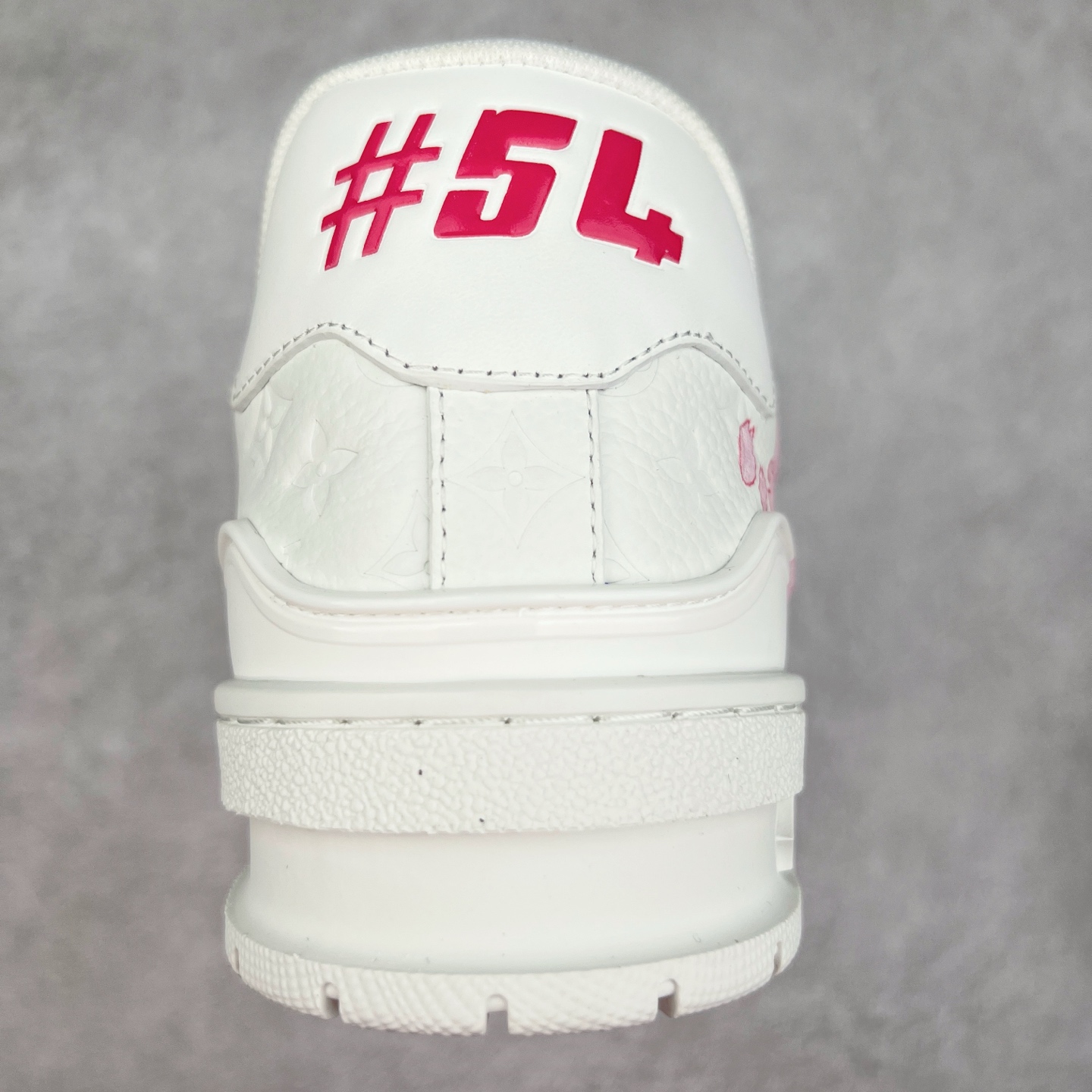 图片[8]-Louis Vuitton Trainer lv时装走秀运动鞋 完美鞋型超高的清洁度 零毛边线头瑕疵 全套原楦原纸版原鞋开模 全网最具灵魂的版型 正确原装黄色鞋盒 正确中底印花 鞋面印花3D高频深度立体 全鞋电脑针车 紧密相连 针距密度一致 环保乳胶注塑鞋垫 厚度脚感还原原版 皮面裁剪部位 统一油边封口工艺 原装橡胶大底含胶量大底组合零偏差 专柜全套包装 防尘袋 说明书 质保卡 男女鞋 尺码：35 36 37 38 39 40 41 42 43 44 45-选品中心