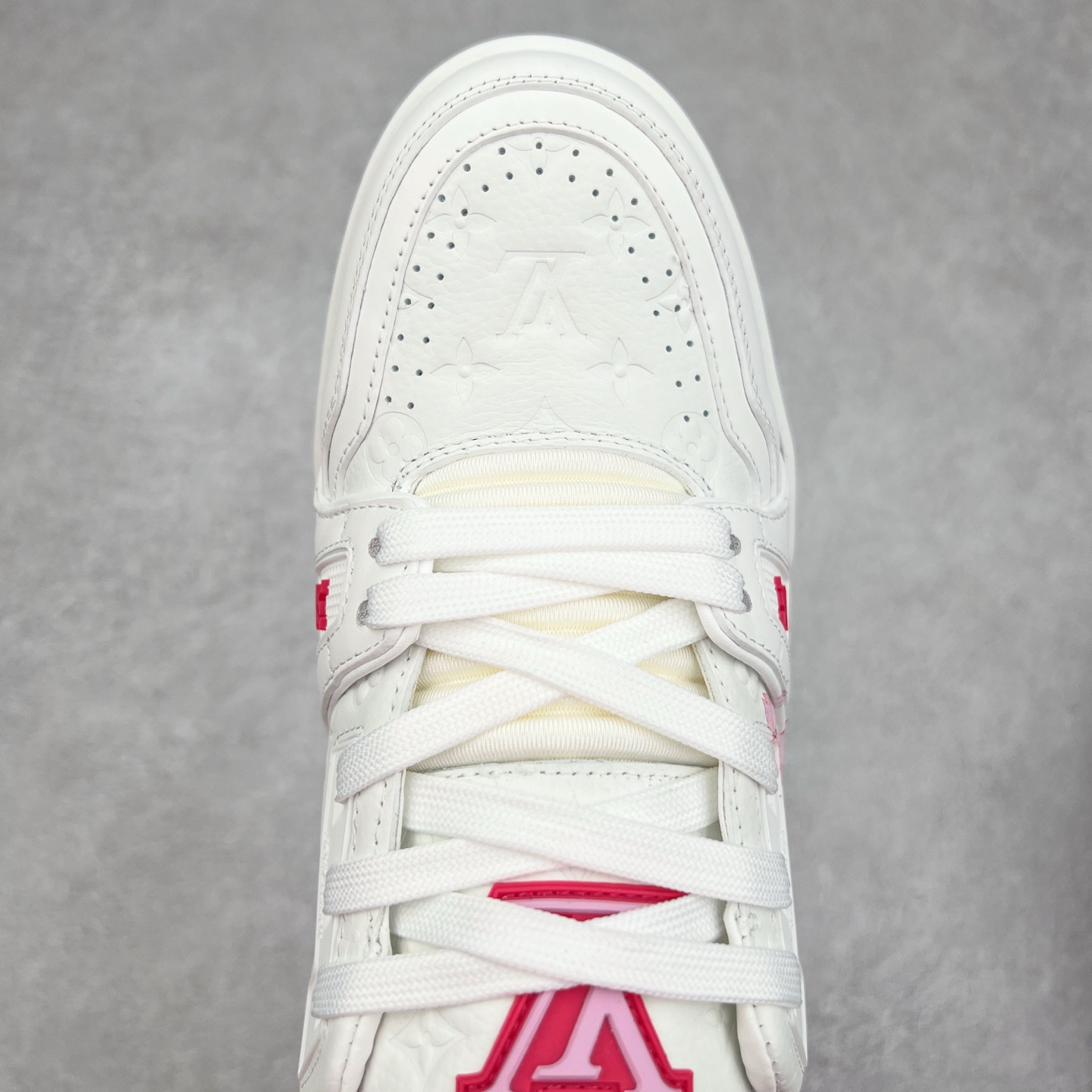 图片[4]-Louis Vuitton Trainer lv时装走秀运动鞋 完美鞋型超高的清洁度 零毛边线头瑕疵 全套原楦原纸版原鞋开模 全网最具灵魂的版型 正确原装黄色鞋盒 正确中底印花 鞋面印花3D高频深度立体 全鞋电脑针车 紧密相连 针距密度一致 环保乳胶注塑鞋垫 厚度脚感还原原版 皮面裁剪部位 统一油边封口工艺 原装橡胶大底含胶量大底组合零偏差 专柜全套包装 防尘袋 说明书 质保卡 男女鞋 尺码：35 36 37 38 39 40 41 42 43 44 45-选品中心