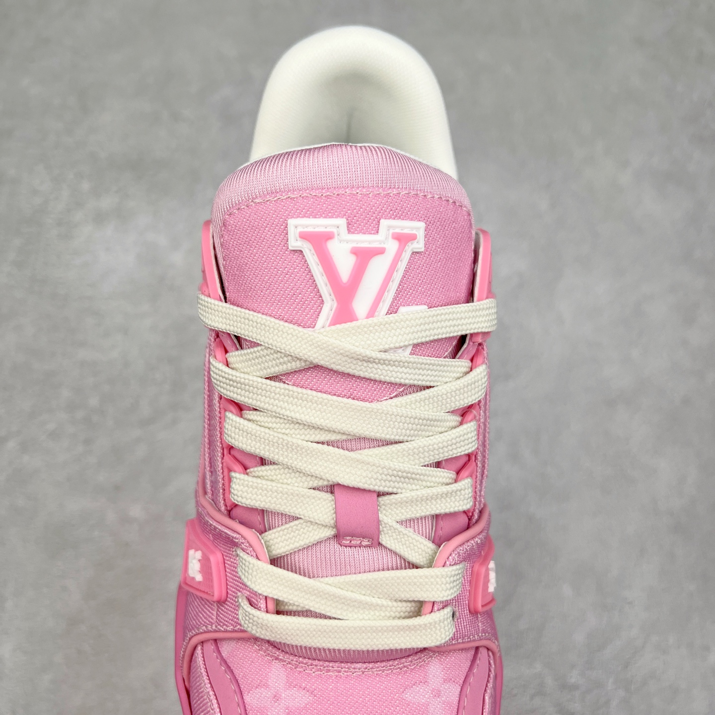 图片[5]-Louis Vuitton Trainer lv时装走秀运动鞋 完美鞋型超高的清洁度 零毛边线头瑕疵 全套原楦原纸版原鞋开模 全网最具灵魂的版型 正确原装黄色鞋盒 正确中底印花 鞋面印花3D高频深度立体 全鞋电脑针车 紧密相连 针距密度一致 环保乳胶注塑鞋垫 厚度脚感还原原版 皮面裁剪部位 统一油边封口工艺 原装橡胶大底含胶量大底组合零偏差 专柜全套包装 防尘袋 说明书 质保卡 男女鞋 尺码：35 36 37 38 39 40 41 42 43 44 45-选品中心