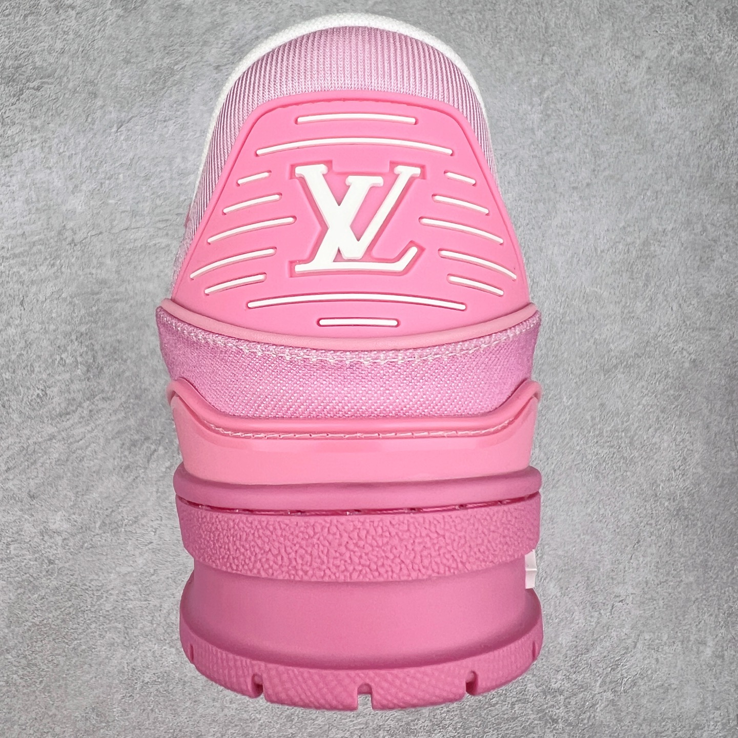 图片[8]-Louis Vuitton Trainer lv时装走秀运动鞋 完美鞋型超高的清洁度 零毛边线头瑕疵 全套原楦原纸版原鞋开模 全网最具灵魂的版型 正确原装黄色鞋盒 正确中底印花 鞋面印花3D高频深度立体 全鞋电脑针车 紧密相连 针距密度一致 环保乳胶注塑鞋垫 厚度脚感还原原版 皮面裁剪部位 统一油边封口工艺 原装橡胶大底含胶量大底组合零偏差 专柜全套包装 防尘袋 说明书 质保卡 男女鞋 尺码：35 36 37 38 39 40 41 42 43 44 45-选品中心