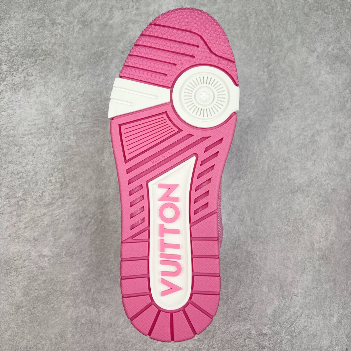 图片[9]-Louis Vuitton Trainer lv时装走秀运动鞋 完美鞋型超高的清洁度 零毛边线头瑕疵 全套原楦原纸版原鞋开模 全网最具灵魂的版型 正确原装黄色鞋盒 正确中底印花 鞋面印花3D高频深度立体 全鞋电脑针车 紧密相连 针距密度一致 环保乳胶注塑鞋垫 厚度脚感还原原版 皮面裁剪部位 统一油边封口工艺 原装橡胶大底含胶量大底组合零偏差 专柜全套包装 防尘袋 说明书 质保卡 男女鞋 尺码：35 36 37 38 39 40 41 42 43 44 45-选品中心