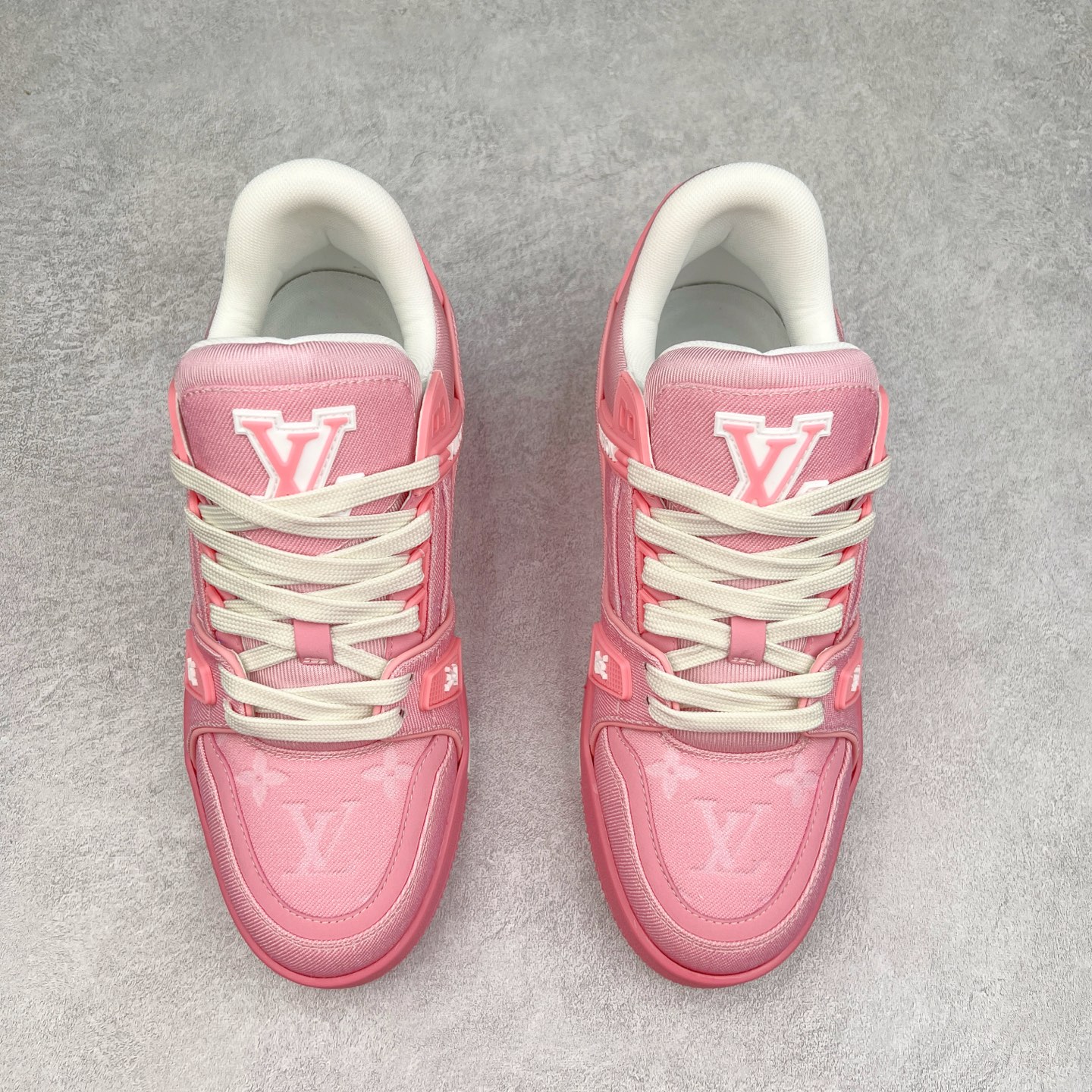 图片[2]-Louis Vuitton Trainer lv时装走秀运动鞋 完美鞋型超高的清洁度 零毛边线头瑕疵 全套原楦原纸版原鞋开模 全网最具灵魂的版型 正确原装黄色鞋盒 正确中底印花 鞋面印花3D高频深度立体 全鞋电脑针车 紧密相连 针距密度一致 环保乳胶注塑鞋垫 厚度脚感还原原版 皮面裁剪部位 统一油边封口工艺 原装橡胶大底含胶量大底组合零偏差 专柜全套包装 防尘袋 说明书 质保卡 男女鞋 尺码：35 36 37 38 39 40 41 42 43 44 45-选品中心