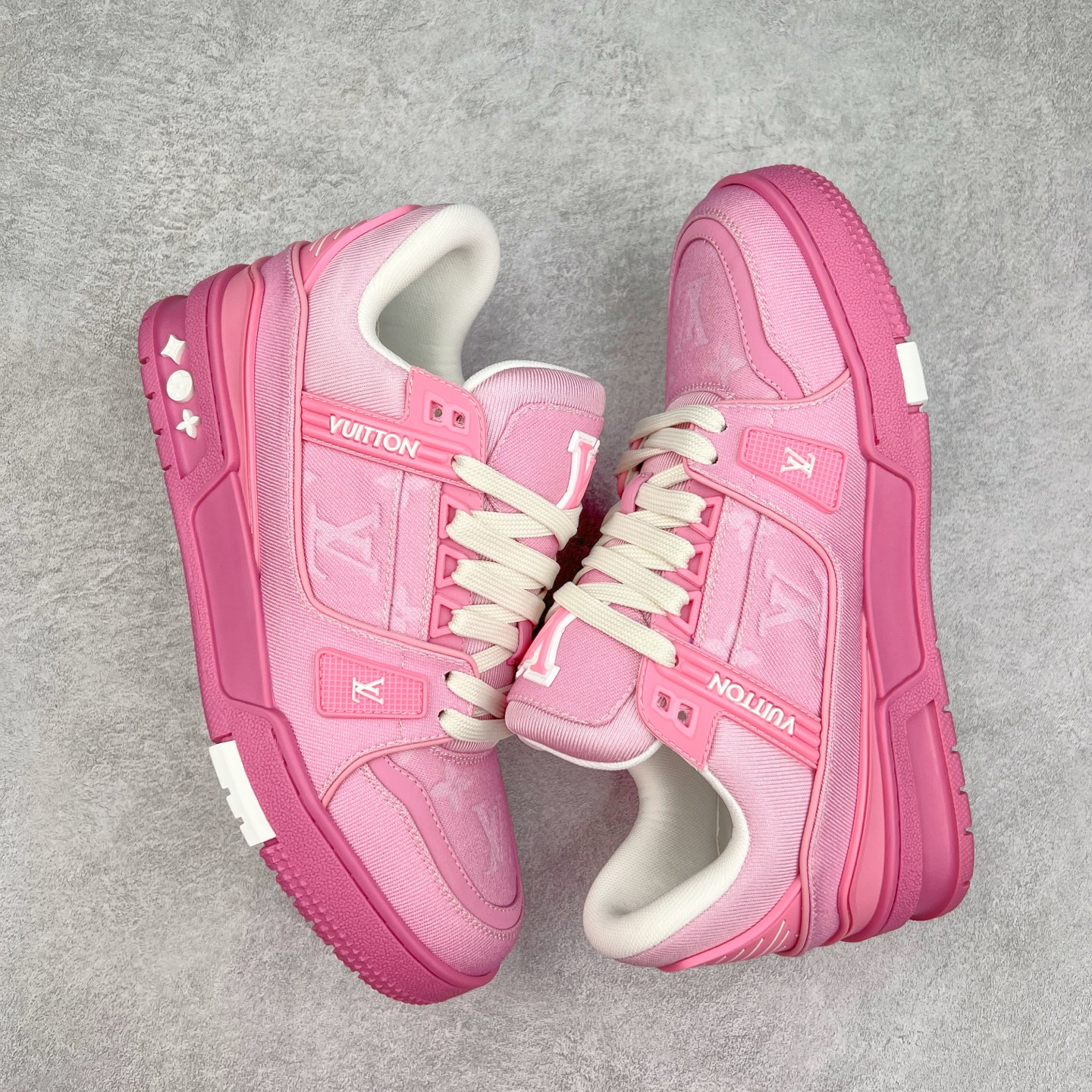 图片[3]-Louis Vuitton Trainer lv时装走秀运动鞋 完美鞋型超高的清洁度 零毛边线头瑕疵 全套原楦原纸版原鞋开模 全网最具灵魂的版型 正确原装黄色鞋盒 正确中底印花 鞋面印花3D高频深度立体 全鞋电脑针车 紧密相连 针距密度一致 环保乳胶注塑鞋垫 厚度脚感还原原版 皮面裁剪部位 统一油边封口工艺 原装橡胶大底含胶量大底组合零偏差 专柜全套包装 防尘袋 说明书 质保卡 男女鞋 尺码：35 36 37 38 39 40 41 42 43 44 45-选品中心