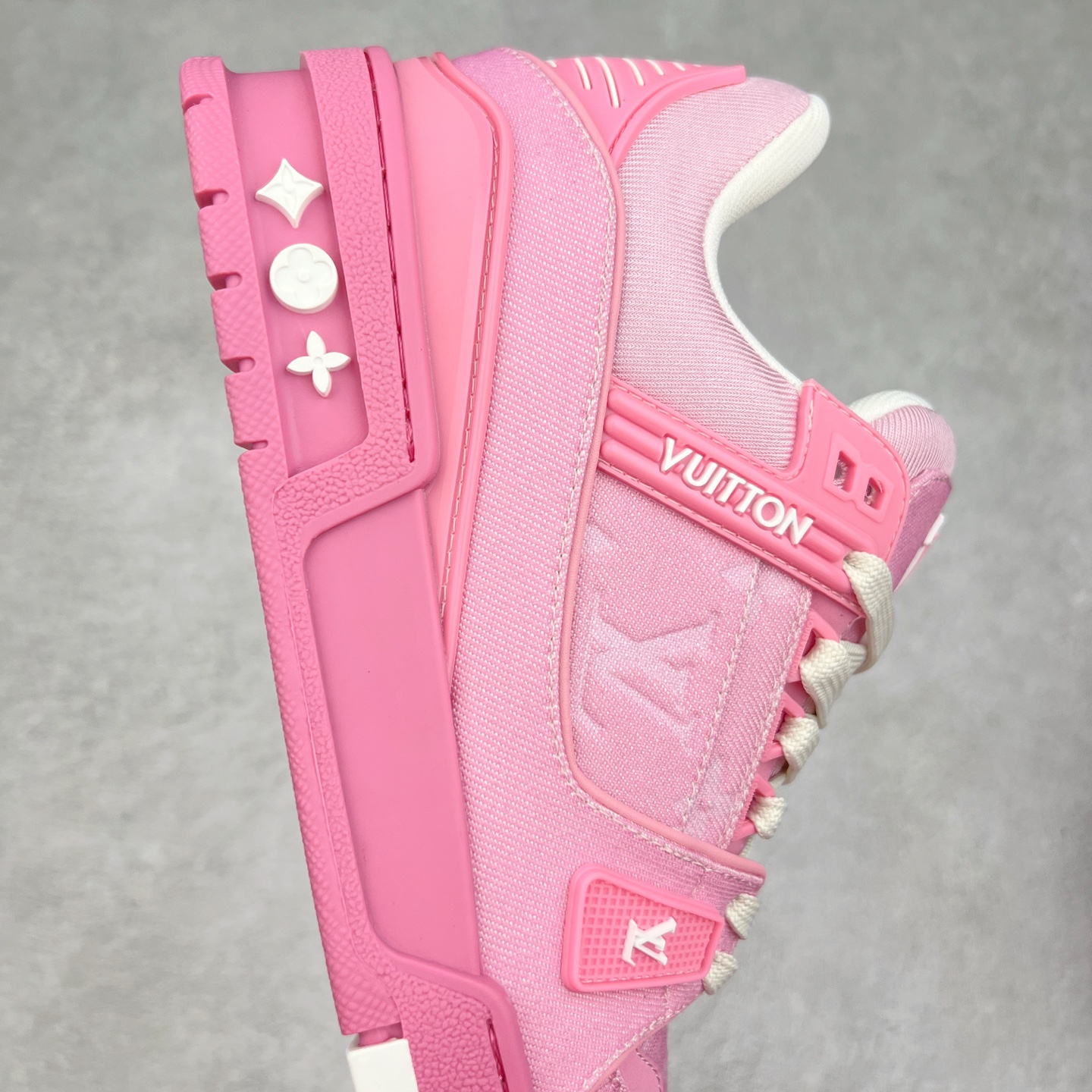 图片[6]-Louis Vuitton Trainer lv时装走秀运动鞋 完美鞋型超高的清洁度 零毛边线头瑕疵 全套原楦原纸版原鞋开模 全网最具灵魂的版型 正确原装黄色鞋盒 正确中底印花 鞋面印花3D高频深度立体 全鞋电脑针车 紧密相连 针距密度一致 环保乳胶注塑鞋垫 厚度脚感还原原版 皮面裁剪部位 统一油边封口工艺 原装橡胶大底含胶量大底组合零偏差 专柜全套包装 防尘袋 说明书 质保卡 男女鞋 尺码：35 36 37 38 39 40 41 42 43 44 45-选品中心