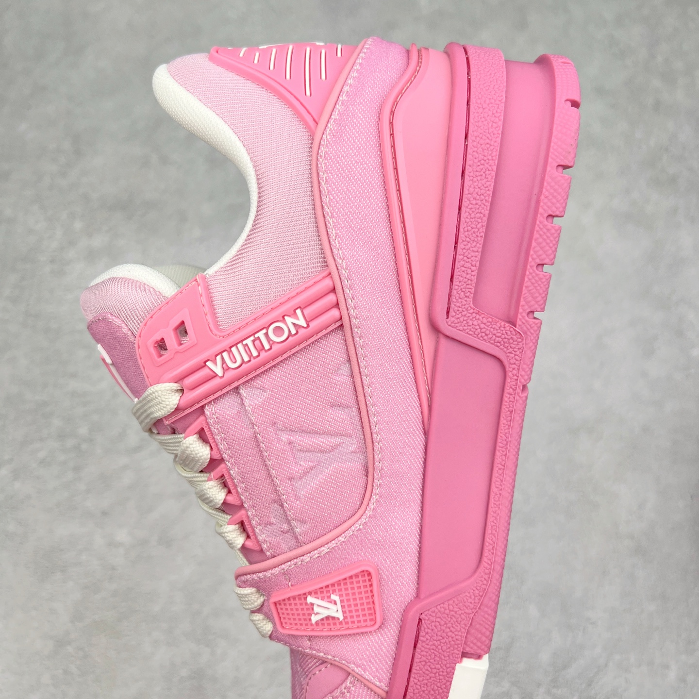 图片[7]-Louis Vuitton Trainer lv时装走秀运动鞋 完美鞋型超高的清洁度 零毛边线头瑕疵 全套原楦原纸版原鞋开模 全网最具灵魂的版型 正确原装黄色鞋盒 正确中底印花 鞋面印花3D高频深度立体 全鞋电脑针车 紧密相连 针距密度一致 环保乳胶注塑鞋垫 厚度脚感还原原版 皮面裁剪部位 统一油边封口工艺 原装橡胶大底含胶量大底组合零偏差 专柜全套包装 防尘袋 说明书 质保卡 男女鞋 尺码：35 36 37 38 39 40 41 42 43 44 45-选品中心