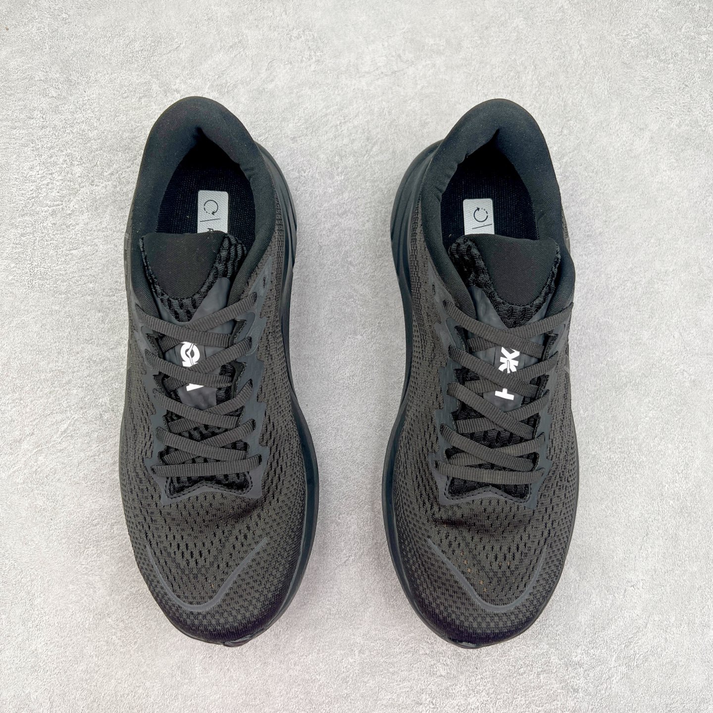 图片[2]-HOKA ONE ONE RINCON 4 舒适防滑耐磨低帮休闲跑步鞋 Rincon 4 是一款日常训练用的跑步鞋，踩上去的感觉很结实。它适合中短距离跑步，但如果您习惯于稍硬的感觉，也可以用于长距离跑步。但它的速度不够快，不能作为速度训练鞋，也不够柔软，不能作为恢复训练鞋，日常里程跑才是它的优势所在。如果您想尝试 Hoka 跑鞋，又想享受极具竞争力的价格，那就试试这款鞋吧。尺码：36 36.5 37.5 38 38.5 39 40 40.5 41 42 42.5 43 44 44.5 45-选品中心