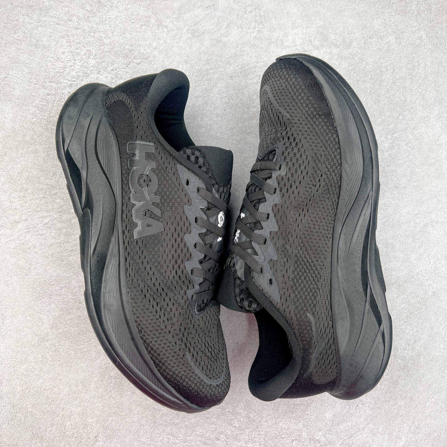 图片[3]-HOKA ONE ONE RINCON 4 舒适防滑耐磨低帮休闲跑步鞋 Rincon 4 是一款日常训练用的跑步鞋，踩上去的感觉很结实。它适合中短距离跑步，但如果您习惯于稍硬的感觉，也可以用于长距离跑步。但它的速度不够快，不能作为速度训练鞋，也不够柔软，不能作为恢复训练鞋，日常里程跑才是它的优势所在。如果您想尝试 Hoka 跑鞋，又想享受极具竞争力的价格，那就试试这款鞋吧。尺码：36 36.5 37.5 38 38.5 39 40 40.5 41 42 42.5 43 44 44.5 45-选品中心