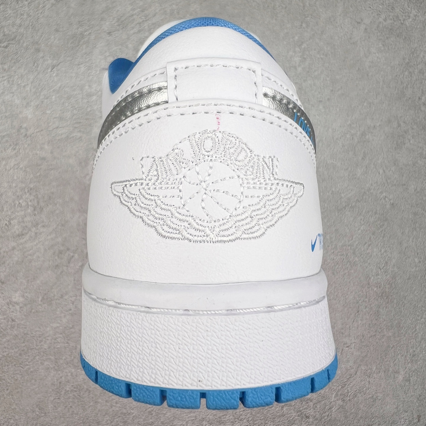 图片[8]-Air Jordan AJ1 Low 低帮定制 AO9944-441 原厂内置气垫魔块 A模大底 头层小牛皮 鞋舌AJ原厂专用牛津布+AJ专用反口珍珠布+原厂无杂质高弹内里海棉+特殊封边弹力鞋带 尺码：36 36.5 37.5 38 38.5 39 40 40.5 41 42 42.5 43 44 44.5 45-选品中心