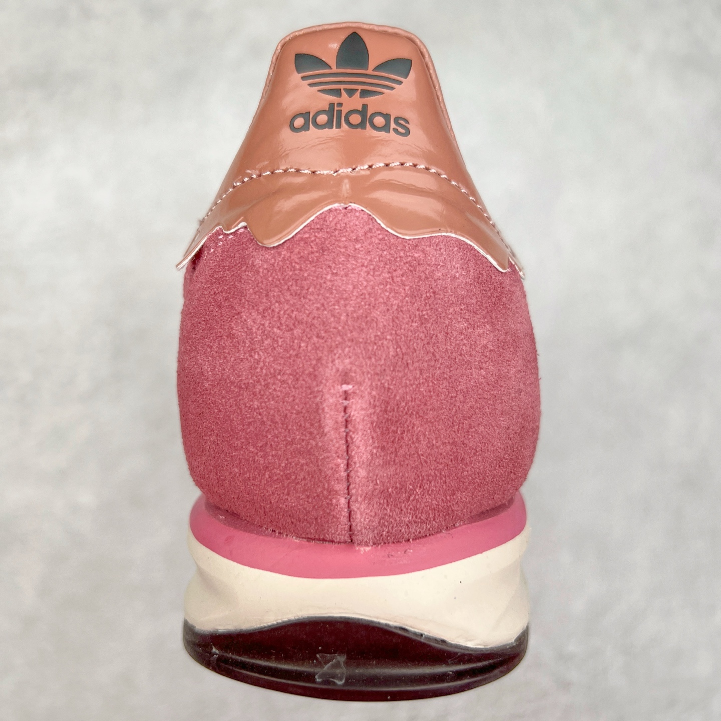 图片[8]-＃HP纯原 AD Wmns SL72 OG 系列德训足球风百搭低帮休闲运动板鞋 JP5200 采用高弹EVA+MODEL+RB三层组合底 区别市面RB一体大底 三层组合鞋底重量与原鞋一致 Originals 将有「T 头鞋」造型的诞生于 1972 年的 SL72 鞋款复刻带回 各位买鞋又有新选择了 1972 年 SL72 问世后 引领了后来阿迪达斯的跑鞋发展方向 其中「SL」代表了 Super Light 彰显了产品轻便的特性 1972 年 SL72 问世后 引领了后来阿迪达斯的跑鞋发展方向 其中「SL」代表了 Super Light 彰显了产品轻便的特性 这次 Originals 延续其轻质经典的基因 带来男女两款 SL72 男生款带来 SL72 RS 鞋型 RS 意为 Reshaped（重塑）鞋款在保留了经典的外观基础上 在尼龙材质里增加了填充物 使鞋型更加挺立和饱满 鞋头则更加圆润 鞋底的 EVA 材质则增加了鞋款的高度 女生款则带来 SL72 OG W 鞋型 OG 顾名思义则是致敬经典款式 相较于 RS（Reshaped）鞋款 鞋身更加纤细 其整体鞋身轮廓、线条、细节、材质上尊崇 70 年代 SL72 的设计 还原经典味道 尺码：36 36⅔ 37⅓ 38 38⅔ 39⅓ 40 40⅔ 41⅓ 42 42⅔ 43⅓ 44 44⅔ 45-选品中心