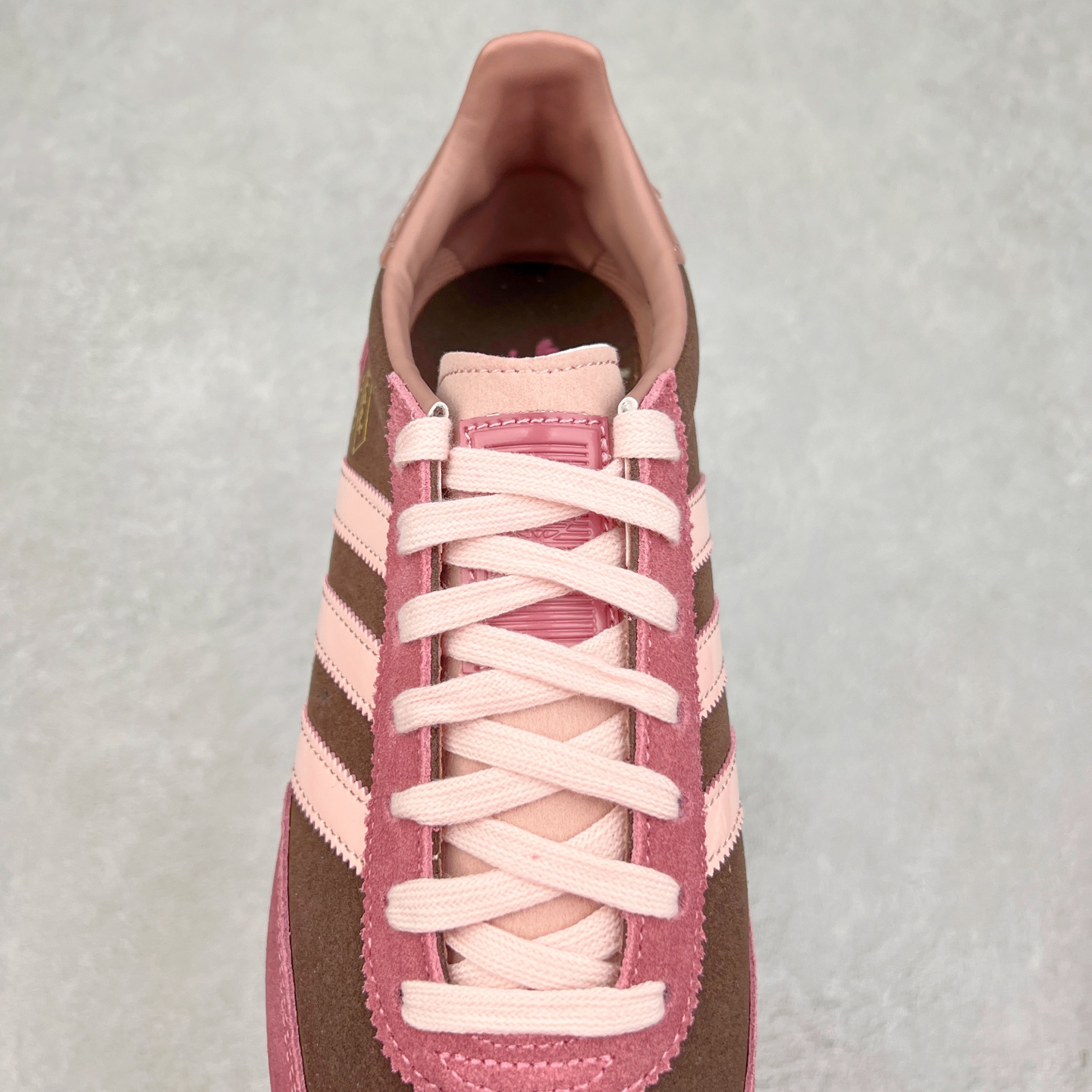 图片[5]-＃HP纯原 AD Wmns SL72 OG 系列德训足球风百搭低帮休闲运动板鞋 JP5200 采用高弹EVA+MODEL+RB三层组合底 区别市面RB一体大底 三层组合鞋底重量与原鞋一致 Originals 将有「T 头鞋」造型的诞生于 1972 年的 SL72 鞋款复刻带回 各位买鞋又有新选择了 1972 年 SL72 问世后 引领了后来阿迪达斯的跑鞋发展方向 其中「SL」代表了 Super Light 彰显了产品轻便的特性 1972 年 SL72 问世后 引领了后来阿迪达斯的跑鞋发展方向 其中「SL」代表了 Super Light 彰显了产品轻便的特性 这次 Originals 延续其轻质经典的基因 带来男女两款 SL72 男生款带来 SL72 RS 鞋型 RS 意为 Reshaped（重塑）鞋款在保留了经典的外观基础上 在尼龙材质里增加了填充物 使鞋型更加挺立和饱满 鞋头则更加圆润 鞋底的 EVA 材质则增加了鞋款的高度 女生款则带来 SL72 OG W 鞋型 OG 顾名思义则是致敬经典款式 相较于 RS（Reshaped）鞋款 鞋身更加纤细 其整体鞋身轮廓、线条、细节、材质上尊崇 70 年代 SL72 的设计 还原经典味道 尺码：36 36⅔ 37⅓ 38 38⅔ 39⅓ 40 40⅔ 41⅓ 42 42⅔ 43⅓ 44 44⅔ 45-选品中心