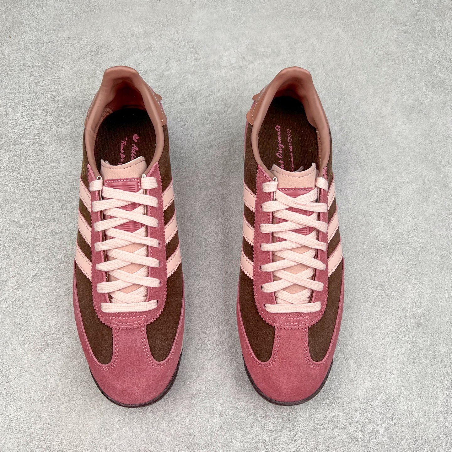 图片[2]-＃HP纯原 AD Wmns SL72 OG 系列德训足球风百搭低帮休闲运动板鞋 JP5200 采用高弹EVA+MODEL+RB三层组合底 区别市面RB一体大底 三层组合鞋底重量与原鞋一致 Originals 将有「T 头鞋」造型的诞生于 1972 年的 SL72 鞋款复刻带回 各位买鞋又有新选择了 1972 年 SL72 问世后 引领了后来阿迪达斯的跑鞋发展方向 其中「SL」代表了 Super Light 彰显了产品轻便的特性 1972 年 SL72 问世后 引领了后来阿迪达斯的跑鞋发展方向 其中「SL」代表了 Super Light 彰显了产品轻便的特性 这次 Originals 延续其轻质经典的基因 带来男女两款 SL72 男生款带来 SL72 RS 鞋型 RS 意为 Reshaped（重塑）鞋款在保留了经典的外观基础上 在尼龙材质里增加了填充物 使鞋型更加挺立和饱满 鞋头则更加圆润 鞋底的 EVA 材质则增加了鞋款的高度 女生款则带来 SL72 OG W 鞋型 OG 顾名思义则是致敬经典款式 相较于 RS（Reshaped）鞋款 鞋身更加纤细 其整体鞋身轮廓、线条、细节、材质上尊崇 70 年代 SL72 的设计 还原经典味道 尺码：36 36⅔ 37⅓ 38 38⅔ 39⅓ 40 40⅔ 41⅓ 42 42⅔ 43⅓ 44 44⅔ 45-选品中心