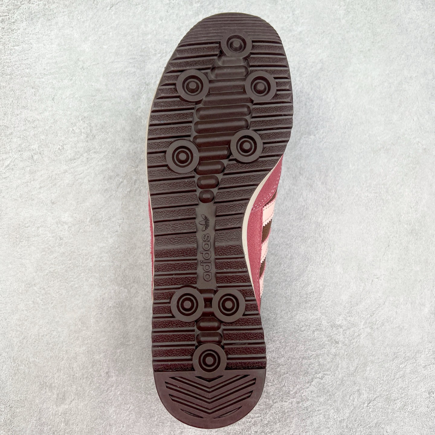 图片[9]-＃HP纯原 AD Wmns SL72 OG 系列德训足球风百搭低帮休闲运动板鞋 JP5200 采用高弹EVA+MODEL+RB三层组合底 区别市面RB一体大底 三层组合鞋底重量与原鞋一致 Originals 将有「T 头鞋」造型的诞生于 1972 年的 SL72 鞋款复刻带回 各位买鞋又有新选择了 1972 年 SL72 问世后 引领了后来阿迪达斯的跑鞋发展方向 其中「SL」代表了 Super Light 彰显了产品轻便的特性 1972 年 SL72 问世后 引领了后来阿迪达斯的跑鞋发展方向 其中「SL」代表了 Super Light 彰显了产品轻便的特性 这次 Originals 延续其轻质经典的基因 带来男女两款 SL72 男生款带来 SL72 RS 鞋型 RS 意为 Reshaped（重塑）鞋款在保留了经典的外观基础上 在尼龙材质里增加了填充物 使鞋型更加挺立和饱满 鞋头则更加圆润 鞋底的 EVA 材质则增加了鞋款的高度 女生款则带来 SL72 OG W 鞋型 OG 顾名思义则是致敬经典款式 相较于 RS（Reshaped）鞋款 鞋身更加纤细 其整体鞋身轮廓、线条、细节、材质上尊崇 70 年代 SL72 的设计 还原经典味道 尺码：36 36⅔ 37⅓ 38 38⅔ 39⅓ 40 40⅔ 41⅓ 42 42⅔ 43⅓ 44 44⅔ 45-选品中心