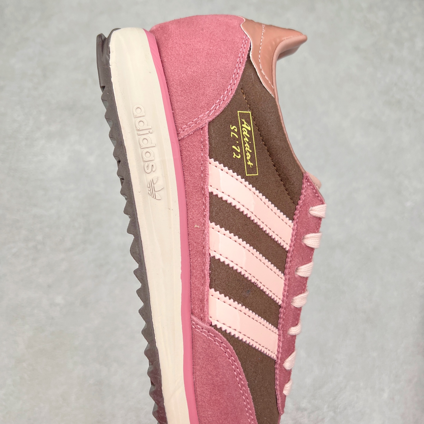 图片[6]-＃HP纯原 AD Wmns SL72 OG 系列德训足球风百搭低帮休闲运动板鞋 JP5200 采用高弹EVA+MODEL+RB三层组合底 区别市面RB一体大底 三层组合鞋底重量与原鞋一致 Originals 将有「T 头鞋」造型的诞生于 1972 年的 SL72 鞋款复刻带回 各位买鞋又有新选择了 1972 年 SL72 问世后 引领了后来阿迪达斯的跑鞋发展方向 其中「SL」代表了 Super Light 彰显了产品轻便的特性 1972 年 SL72 问世后 引领了后来阿迪达斯的跑鞋发展方向 其中「SL」代表了 Super Light 彰显了产品轻便的特性 这次 Originals 延续其轻质经典的基因 带来男女两款 SL72 男生款带来 SL72 RS 鞋型 RS 意为 Reshaped（重塑）鞋款在保留了经典的外观基础上 在尼龙材质里增加了填充物 使鞋型更加挺立和饱满 鞋头则更加圆润 鞋底的 EVA 材质则增加了鞋款的高度 女生款则带来 SL72 OG W 鞋型 OG 顾名思义则是致敬经典款式 相较于 RS（Reshaped）鞋款 鞋身更加纤细 其整体鞋身轮廓、线条、细节、材质上尊崇 70 年代 SL72 的设计 还原经典味道 尺码：36 36⅔ 37⅓ 38 38⅔ 39⅓ 40 40⅔ 41⅓ 42 42⅔ 43⅓ 44 44⅔ 45-选品中心