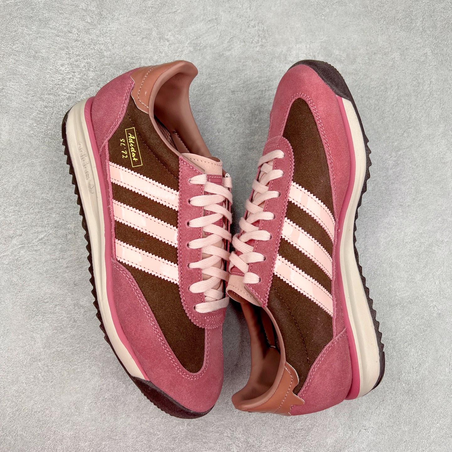 图片[3]-＃HP纯原 AD Wmns SL72 OG 系列德训足球风百搭低帮休闲运动板鞋 JP5200 采用高弹EVA+MODEL+RB三层组合底 区别市面RB一体大底 三层组合鞋底重量与原鞋一致 Originals 将有「T 头鞋」造型的诞生于 1972 年的 SL72 鞋款复刻带回 各位买鞋又有新选择了 1972 年 SL72 问世后 引领了后来阿迪达斯的跑鞋发展方向 其中「SL」代表了 Super Light 彰显了产品轻便的特性 1972 年 SL72 问世后 引领了后来阿迪达斯的跑鞋发展方向 其中「SL」代表了 Super Light 彰显了产品轻便的特性 这次 Originals 延续其轻质经典的基因 带来男女两款 SL72 男生款带来 SL72 RS 鞋型 RS 意为 Reshaped（重塑）鞋款在保留了经典的外观基础上 在尼龙材质里增加了填充物 使鞋型更加挺立和饱满 鞋头则更加圆润 鞋底的 EVA 材质则增加了鞋款的高度 女生款则带来 SL72 OG W 鞋型 OG 顾名思义则是致敬经典款式 相较于 RS（Reshaped）鞋款 鞋身更加纤细 其整体鞋身轮廓、线条、细节、材质上尊崇 70 年代 SL72 的设计 还原经典味道 尺码：36 36⅔ 37⅓ 38 38⅔ 39⅓ 40 40⅔ 41⅓ 42 42⅔ 43⅓ 44 44⅔ 45-选品中心