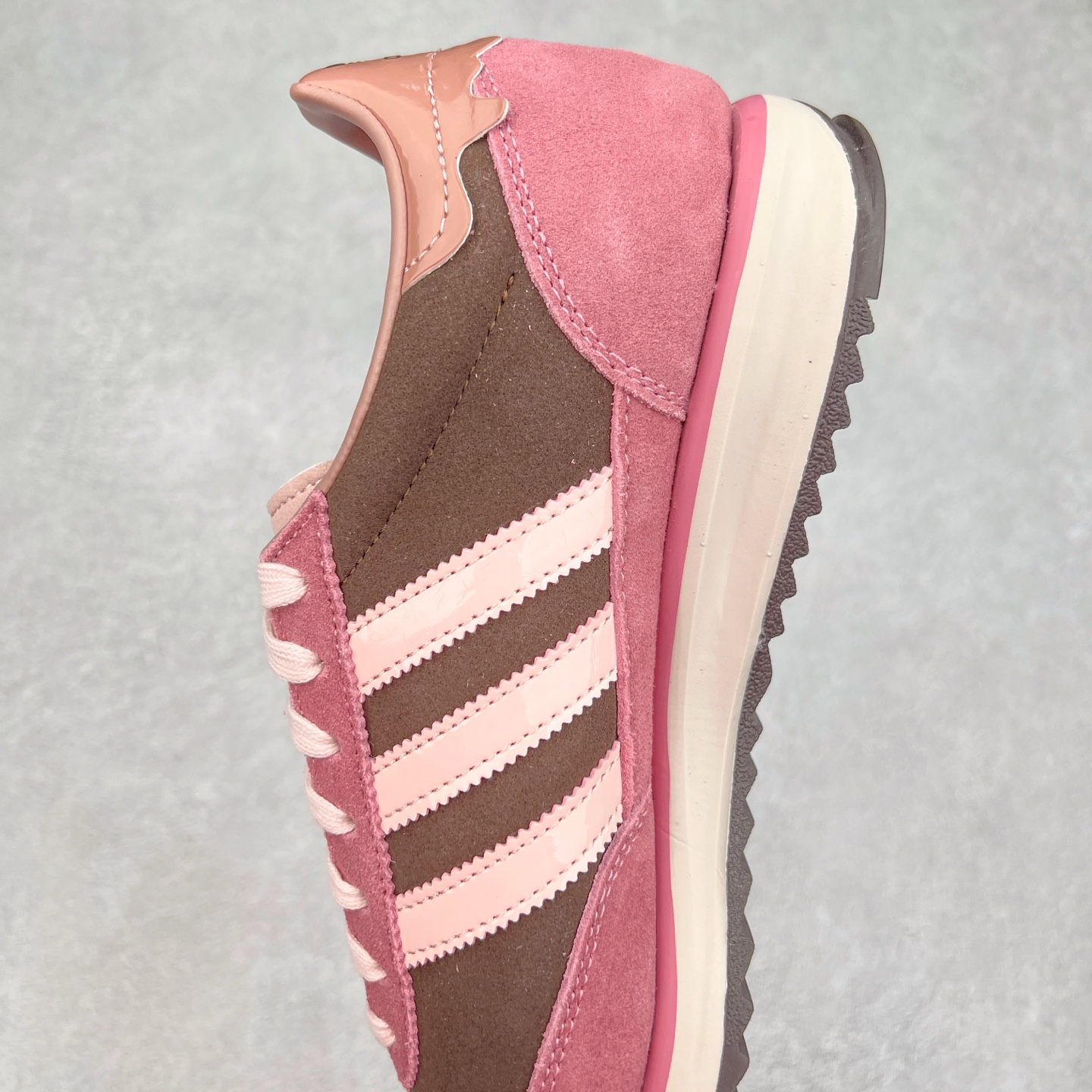 图片[7]-＃HP纯原 AD Wmns SL72 OG 系列德训足球风百搭低帮休闲运动板鞋 JP5200 采用高弹EVA+MODEL+RB三层组合底 区别市面RB一体大底 三层组合鞋底重量与原鞋一致 Originals 将有「T 头鞋」造型的诞生于 1972 年的 SL72 鞋款复刻带回 各位买鞋又有新选择了 1972 年 SL72 问世后 引领了后来阿迪达斯的跑鞋发展方向 其中「SL」代表了 Super Light 彰显了产品轻便的特性 1972 年 SL72 问世后 引领了后来阿迪达斯的跑鞋发展方向 其中「SL」代表了 Super Light 彰显了产品轻便的特性 这次 Originals 延续其轻质经典的基因 带来男女两款 SL72 男生款带来 SL72 RS 鞋型 RS 意为 Reshaped（重塑）鞋款在保留了经典的外观基础上 在尼龙材质里增加了填充物 使鞋型更加挺立和饱满 鞋头则更加圆润 鞋底的 EVA 材质则增加了鞋款的高度 女生款则带来 SL72 OG W 鞋型 OG 顾名思义则是致敬经典款式 相较于 RS（Reshaped）鞋款 鞋身更加纤细 其整体鞋身轮廓、线条、细节、材质上尊崇 70 年代 SL72 的设计 还原经典味道 尺码：36 36⅔ 37⅓ 38 38⅔ 39⅓ 40 40⅔ 41⅓ 42 42⅔ 43⅓ 44 44⅔ 45-选品中心