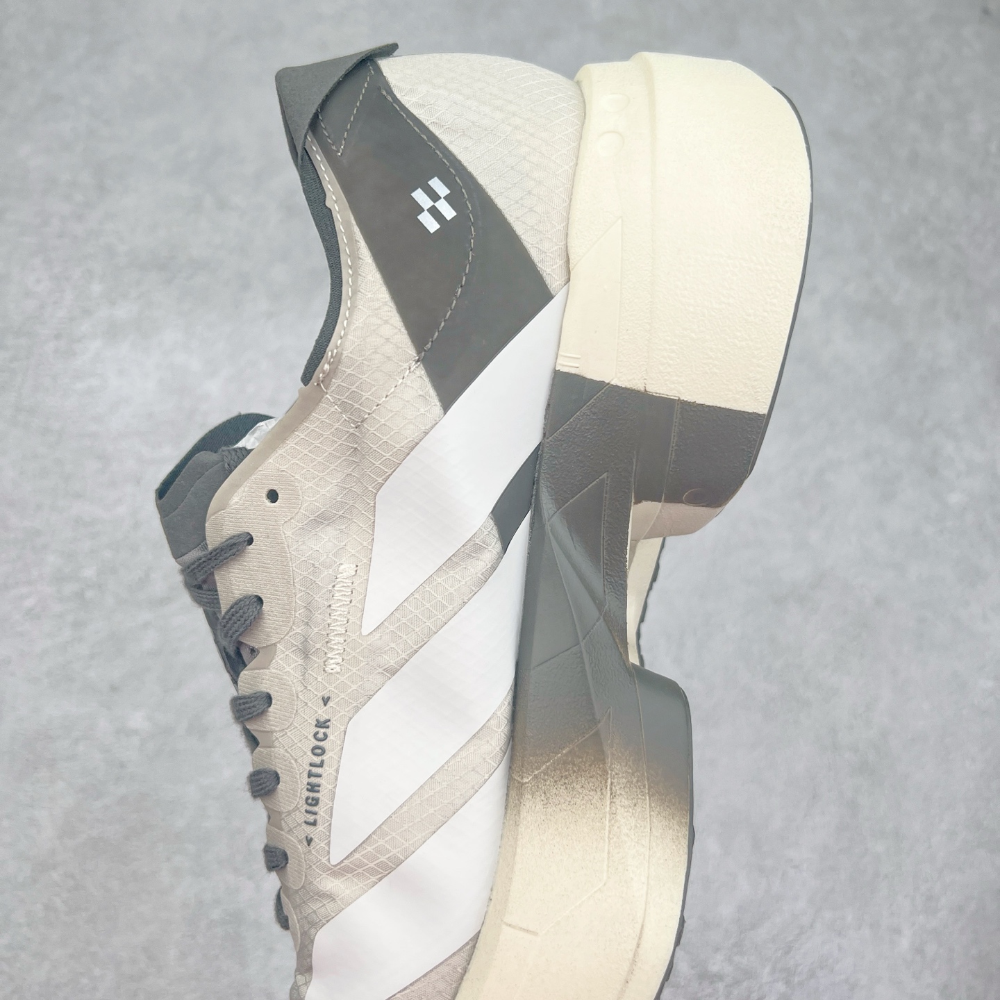 图片[7]-AD Adizero Adios Pro 4 马拉松竞速专业跑鞋 JS3148 CELERMESH针织网面非常轻薄 纤维间的缝隙很大 可以保证跑步时的透气、排汗效果 鞋舌直接与两侧的内衬和鞋底连接在一起 在跑步过程中不会被鞋舌的左右移动所困扰 在标准鞋带孔的基础上再拓宽一组鞋带孔 适合不同脚型的需求 突破性 EnergyRods 技术，有助于跑者实现更好的成绩 中底独特的LIGHTSTRIKE PRO泡棉材质 微弹感觉在跑步过程中给予了良好的支撑体验 对于顶级精英和高水平进阶跑者来说 ADIOS PRO是一双值得信赖的竞速比赛用鞋 尺码：36 36.5 37.5 38 38.5 39 40 40.5 41 42 42.5 43 44 44.5 45-选品中心