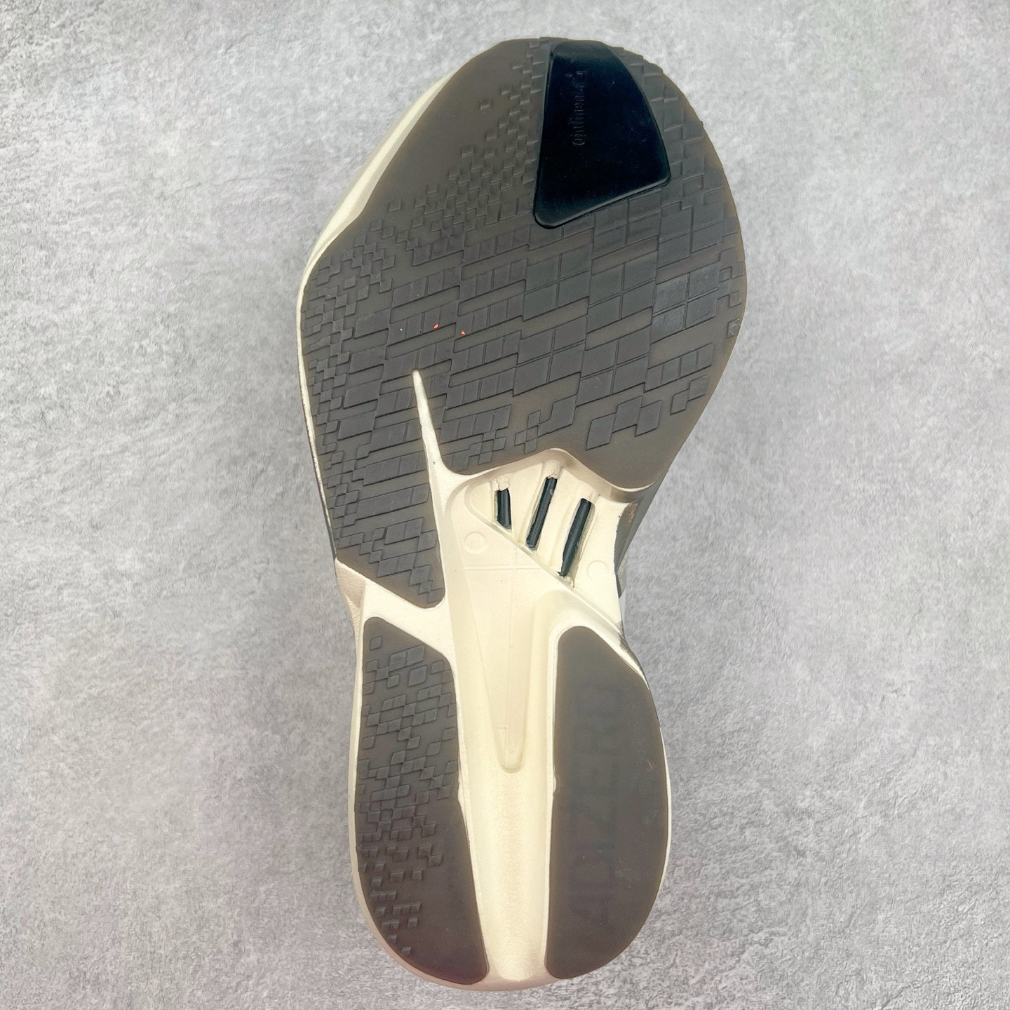 图片[9]-AD Adizero Adios Pro 4 马拉松竞速专业跑鞋 JS3148 CELERMESH针织网面非常轻薄 纤维间的缝隙很大 可以保证跑步时的透气、排汗效果 鞋舌直接与两侧的内衬和鞋底连接在一起 在跑步过程中不会被鞋舌的左右移动所困扰 在标准鞋带孔的基础上再拓宽一组鞋带孔 适合不同脚型的需求 突破性 EnergyRods 技术，有助于跑者实现更好的成绩 中底独特的LIGHTSTRIKE PRO泡棉材质 微弹感觉在跑步过程中给予了良好的支撑体验 对于顶级精英和高水平进阶跑者来说 ADIOS PRO是一双值得信赖的竞速比赛用鞋 尺码：36 36.5 37.5 38 38.5 39 40 40.5 41 42 42.5 43 44 44.5 45-选品中心