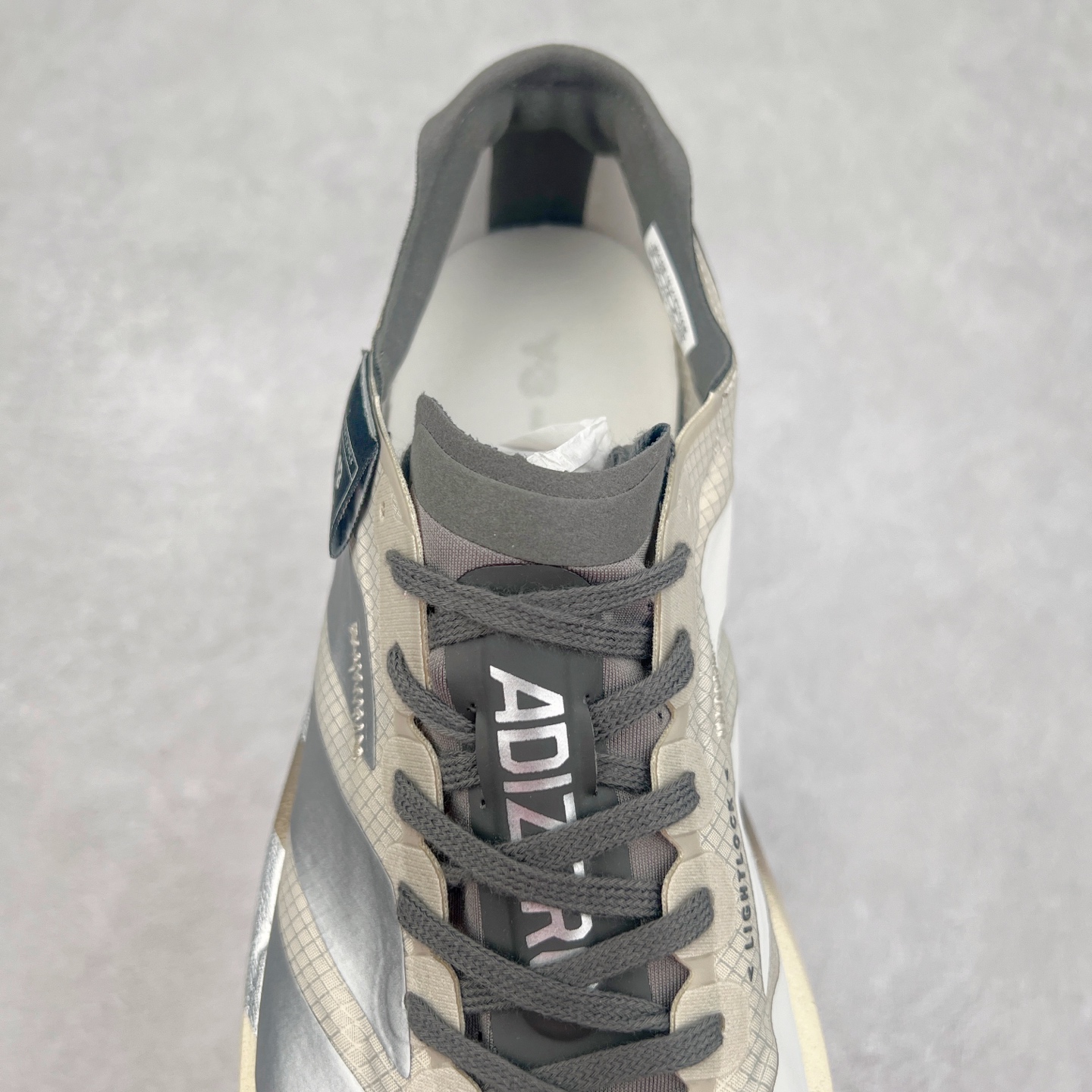 图片[5]-AD Adizero Adios Pro 4 马拉松竞速专业跑鞋 JS3148 CELERMESH针织网面非常轻薄 纤维间的缝隙很大 可以保证跑步时的透气、排汗效果 鞋舌直接与两侧的内衬和鞋底连接在一起 在跑步过程中不会被鞋舌的左右移动所困扰 在标准鞋带孔的基础上再拓宽一组鞋带孔 适合不同脚型的需求 突破性 EnergyRods 技术，有助于跑者实现更好的成绩 中底独特的LIGHTSTRIKE PRO泡棉材质 微弹感觉在跑步过程中给予了良好的支撑体验 对于顶级精英和高水平进阶跑者来说 ADIOS PRO是一双值得信赖的竞速比赛用鞋 尺码：36 36.5 37.5 38 38.5 39 40 40.5 41 42 42.5 43 44 44.5 45-选品中心