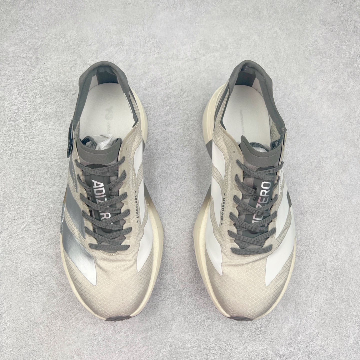 图片[2]-AD Adizero Adios Pro 4 马拉松竞速专业跑鞋 JS3148 CELERMESH针织网面非常轻薄 纤维间的缝隙很大 可以保证跑步时的透气、排汗效果 鞋舌直接与两侧的内衬和鞋底连接在一起 在跑步过程中不会被鞋舌的左右移动所困扰 在标准鞋带孔的基础上再拓宽一组鞋带孔 适合不同脚型的需求 突破性 EnergyRods 技术，有助于跑者实现更好的成绩 中底独特的LIGHTSTRIKE PRO泡棉材质 微弹感觉在跑步过程中给予了良好的支撑体验 对于顶级精英和高水平进阶跑者来说 ADIOS PRO是一双值得信赖的竞速比赛用鞋 尺码：36 36.5 37.5 38 38.5 39 40 40.5 41 42 42.5 43 44 44.5 45-选品中心