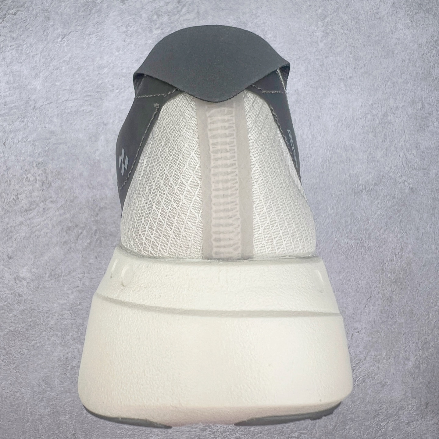 图片[8]-AD Adizero Adios Pro 4 马拉松竞速专业跑鞋 JS3148 CELERMESH针织网面非常轻薄 纤维间的缝隙很大 可以保证跑步时的透气、排汗效果 鞋舌直接与两侧的内衬和鞋底连接在一起 在跑步过程中不会被鞋舌的左右移动所困扰 在标准鞋带孔的基础上再拓宽一组鞋带孔 适合不同脚型的需求 突破性 EnergyRods 技术，有助于跑者实现更好的成绩 中底独特的LIGHTSTRIKE PRO泡棉材质 微弹感觉在跑步过程中给予了良好的支撑体验 对于顶级精英和高水平进阶跑者来说 ADIOS PRO是一双值得信赖的竞速比赛用鞋 尺码：36 36.5 37.5 38 38.5 39 40 40.5 41 42 42.5 43 44 44.5 45-选品中心