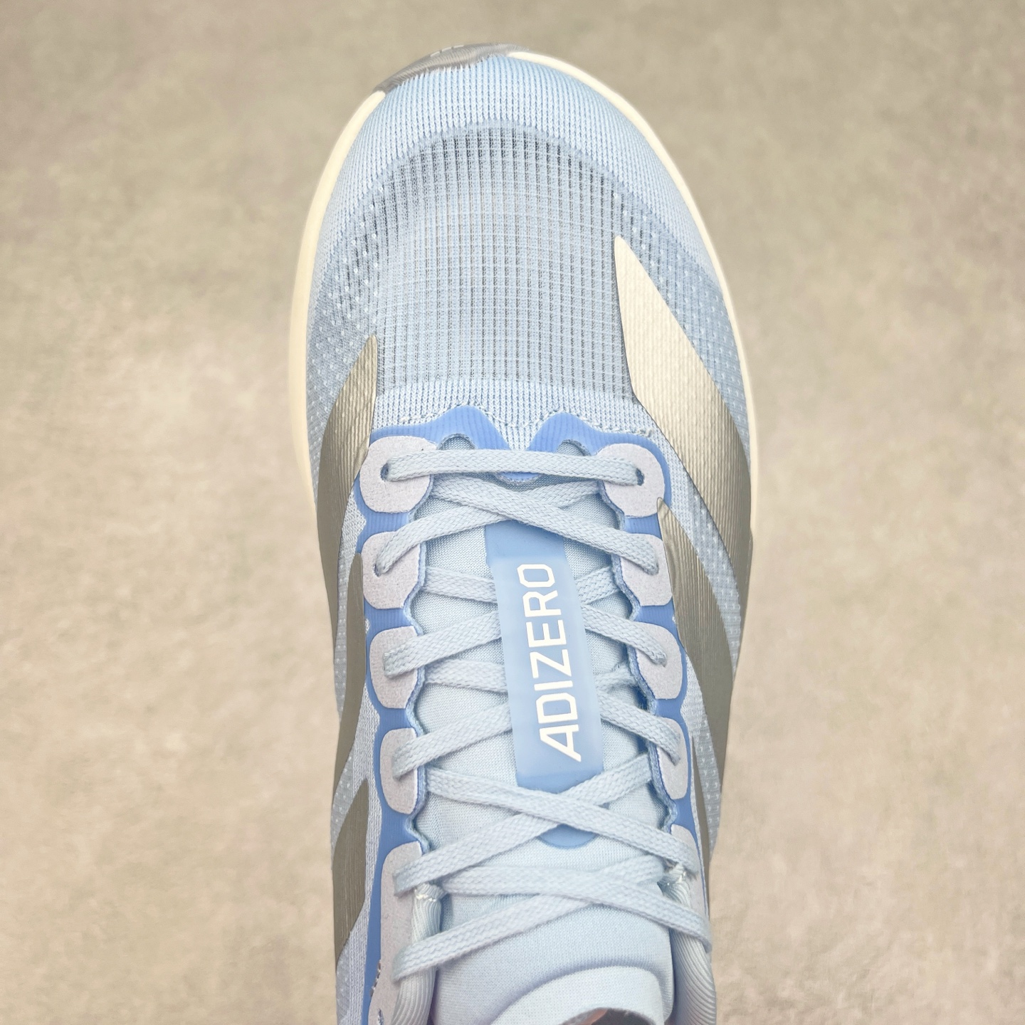 图片[4]-AD Adizero EVO SL 马拉松竞速专业跑鞋 JS4453 CELERMESH针织网面非常轻薄 纤维间的缝隙很大 可以保证跑步时的透气、排汗效果 鞋舌直接与两侧的内衬和鞋底连接在一起 在跑步过程中不会被鞋舌的左右移动所困扰 在标准鞋带孔的基础上再拓宽一组鞋带孔 适合不同脚型的需求 突破性 EnergyRods 技术，有助于跑者实现更好的成绩 中底独特的LIGHTSTRIKE PRO泡棉材质 微弹感觉在跑步过程中给予了良好的支撑体验 对于顶级精英和高水平进阶跑者来说 ADIOS PRO是一双值得信赖的竞速比赛用鞋 尺码：36 36.5 37.5 38 38.5 39 40 40.5 41 42 42.5 43 44 44.5 45-选品中心