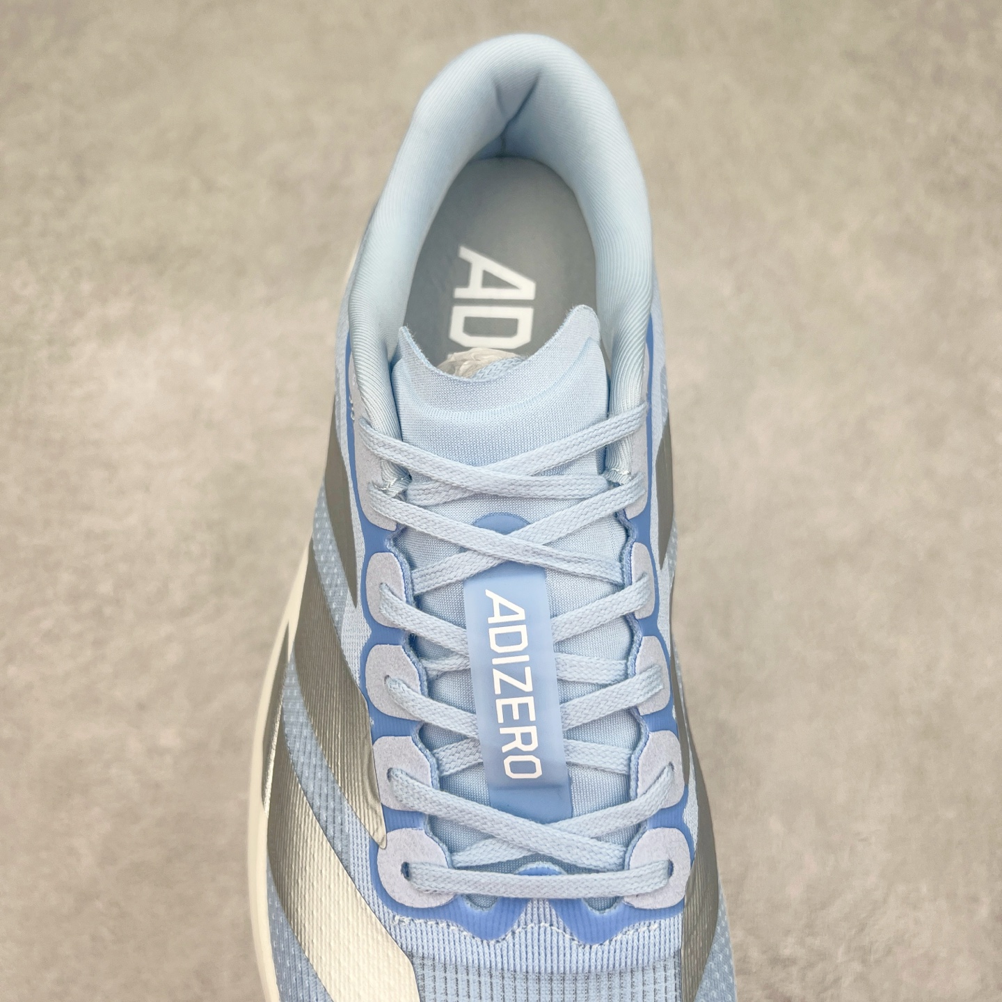 图片[5]-AD Adizero EVO SL 马拉松竞速专业跑鞋 JS4453 CELERMESH针织网面非常轻薄 纤维间的缝隙很大 可以保证跑步时的透气、排汗效果 鞋舌直接与两侧的内衬和鞋底连接在一起 在跑步过程中不会被鞋舌的左右移动所困扰 在标准鞋带孔的基础上再拓宽一组鞋带孔 适合不同脚型的需求 突破性 EnergyRods 技术，有助于跑者实现更好的成绩 中底独特的LIGHTSTRIKE PRO泡棉材质 微弹感觉在跑步过程中给予了良好的支撑体验 对于顶级精英和高水平进阶跑者来说 ADIOS PRO是一双值得信赖的竞速比赛用鞋 尺码：36 36.5 37.5 38 38.5 39 40 40.5 41 42 42.5 43 44 44.5 45-选品中心