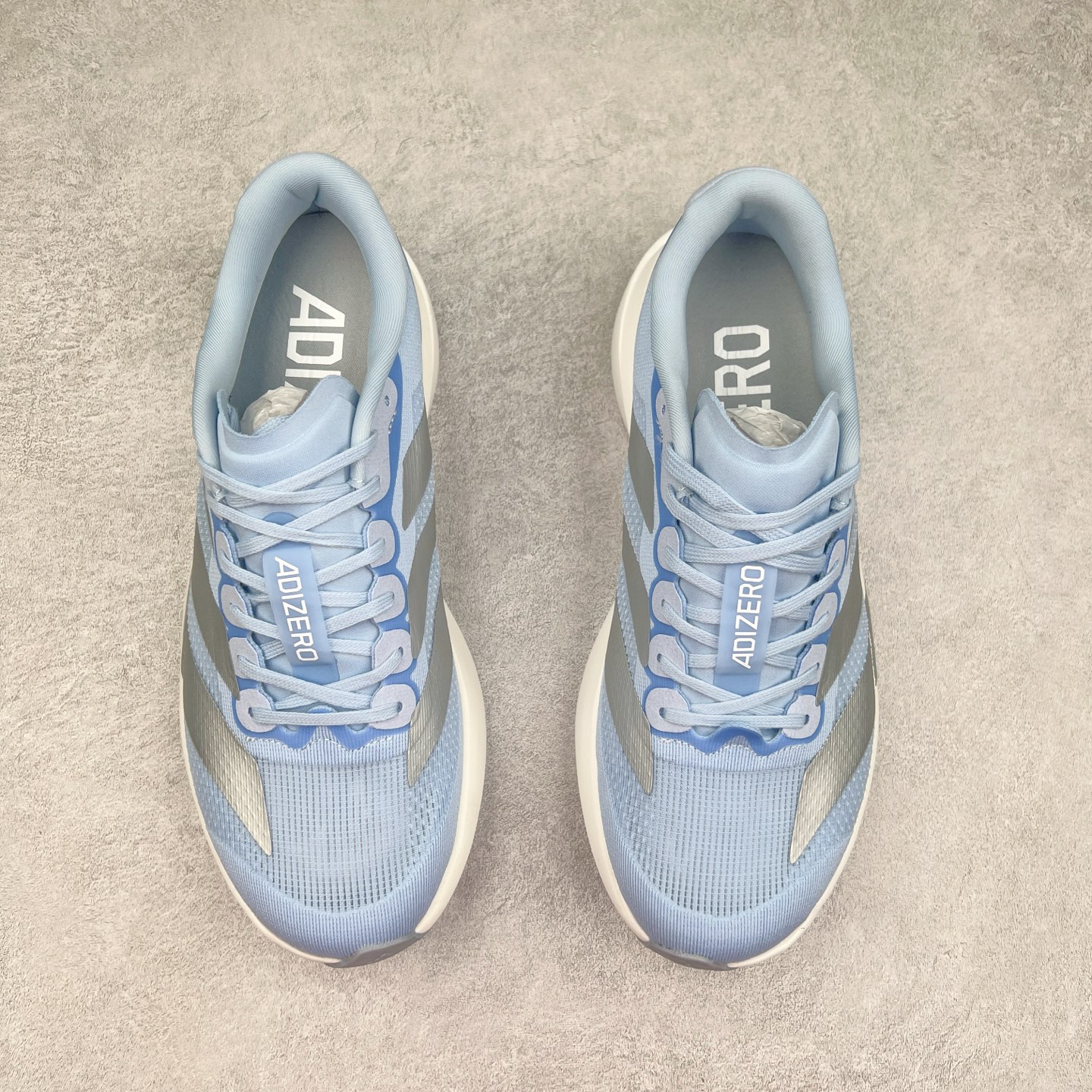 图片[2]-AD Adizero EVO SL 马拉松竞速专业跑鞋 JS4453 CELERMESH针织网面非常轻薄 纤维间的缝隙很大 可以保证跑步时的透气、排汗效果 鞋舌直接与两侧的内衬和鞋底连接在一起 在跑步过程中不会被鞋舌的左右移动所困扰 在标准鞋带孔的基础上再拓宽一组鞋带孔 适合不同脚型的需求 突破性 EnergyRods 技术，有助于跑者实现更好的成绩 中底独特的LIGHTSTRIKE PRO泡棉材质 微弹感觉在跑步过程中给予了良好的支撑体验 对于顶级精英和高水平进阶跑者来说 ADIOS PRO是一双值得信赖的竞速比赛用鞋 尺码：36 36.5 37.5 38 38.5 39 40 40.5 41 42 42.5 43 44 44.5 45-选品中心