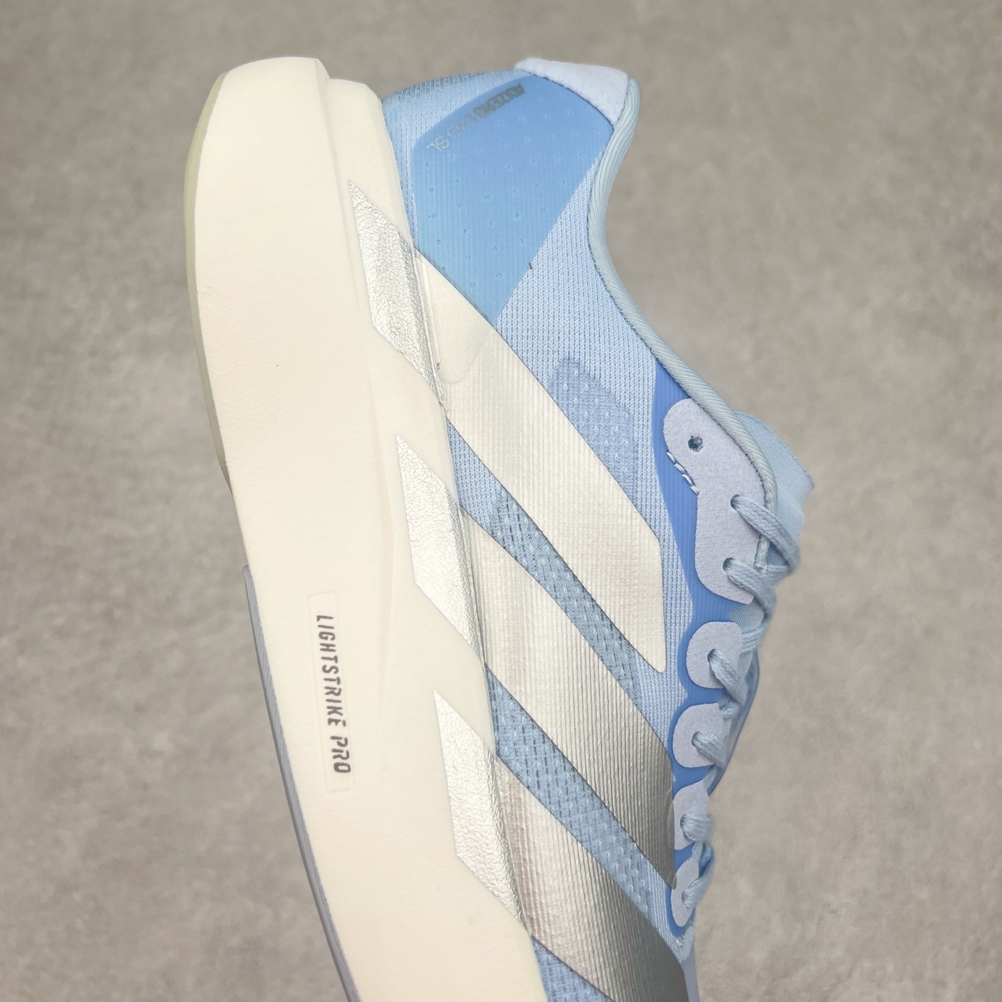 图片[6]-AD Adizero EVO SL 马拉松竞速专业跑鞋 JS4453 CELERMESH针织网面非常轻薄 纤维间的缝隙很大 可以保证跑步时的透气、排汗效果 鞋舌直接与两侧的内衬和鞋底连接在一起 在跑步过程中不会被鞋舌的左右移动所困扰 在标准鞋带孔的基础上再拓宽一组鞋带孔 适合不同脚型的需求 突破性 EnergyRods 技术，有助于跑者实现更好的成绩 中底独特的LIGHTSTRIKE PRO泡棉材质 微弹感觉在跑步过程中给予了良好的支撑体验 对于顶级精英和高水平进阶跑者来说 ADIOS PRO是一双值得信赖的竞速比赛用鞋 尺码：36 36.5 37.5 38 38.5 39 40 40.5 41 42 42.5 43 44 44.5 45-选品中心