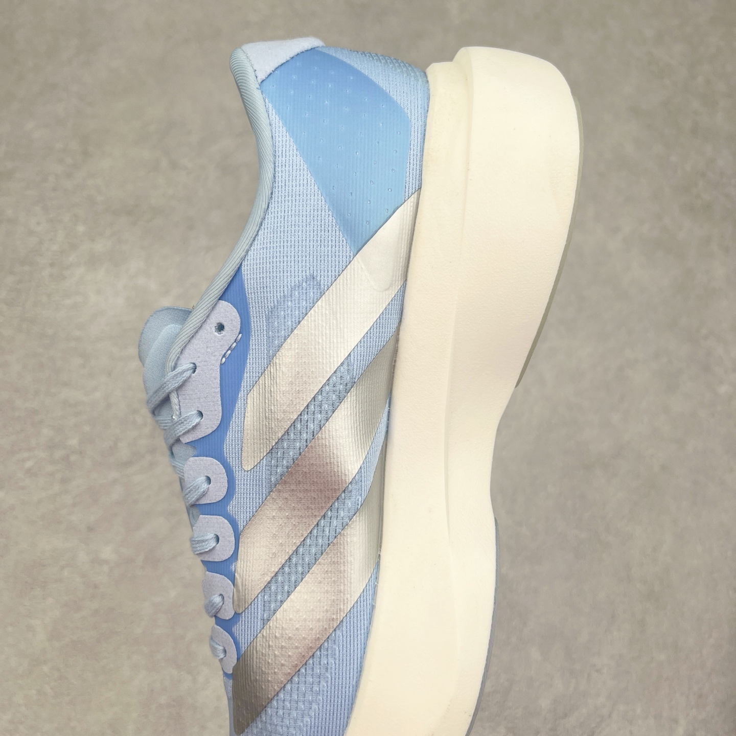 图片[7]-AD Adizero EVO SL 马拉松竞速专业跑鞋 JS4453 CELERMESH针织网面非常轻薄 纤维间的缝隙很大 可以保证跑步时的透气、排汗效果 鞋舌直接与两侧的内衬和鞋底连接在一起 在跑步过程中不会被鞋舌的左右移动所困扰 在标准鞋带孔的基础上再拓宽一组鞋带孔 适合不同脚型的需求 突破性 EnergyRods 技术，有助于跑者实现更好的成绩 中底独特的LIGHTSTRIKE PRO泡棉材质 微弹感觉在跑步过程中给予了良好的支撑体验 对于顶级精英和高水平进阶跑者来说 ADIOS PRO是一双值得信赖的竞速比赛用鞋 尺码：36 36.5 37.5 38 38.5 39 40 40.5 41 42 42.5 43 44 44.5 45-选品中心