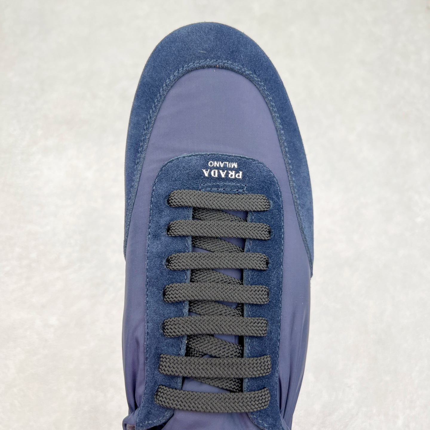 图片[4]-Prada 普拉达早春夏秀款薄底德训鞋 2025ss秀款出境率最高的单品 原版1比1开发 面料丝光牛反绒 牛皮垫脚 橡胶大底 内里羊皮包裹 软软糯糯的 鞋垫加厚小羊皮 踩上去无比舒适 有支撑感 又包裹得很好的感觉 鞋型包裹感十足 轻便好穿实用的一款休闲鞋 原版开模橡胶大底 尺码：35 36 37 38 39 40 41 42 43 44-选品中心