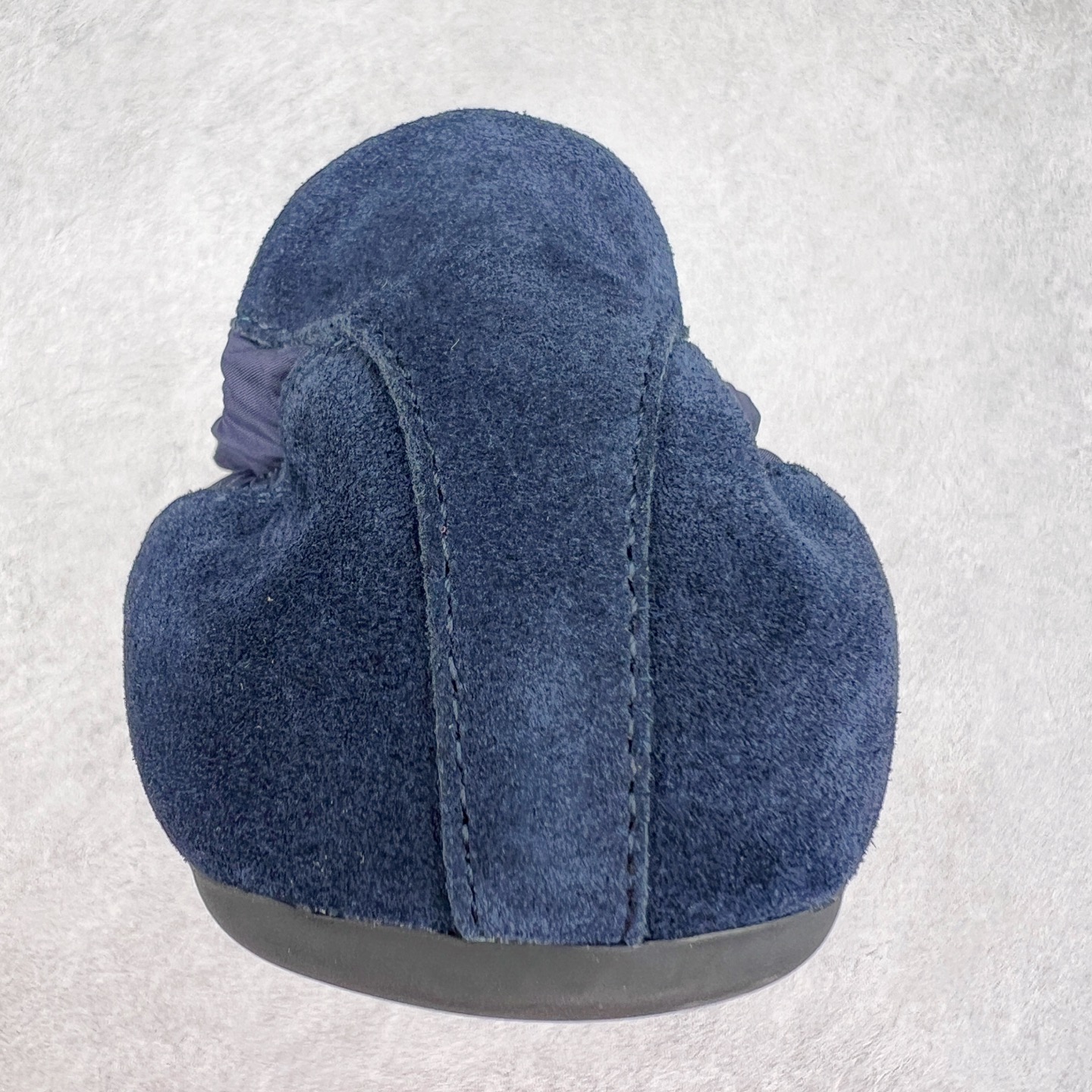 图片[8]-Prada 普拉达早春夏秀款薄底德训鞋 2025ss秀款出境率最高的单品 原版1比1开发 面料丝光牛反绒 牛皮垫脚 橡胶大底 内里羊皮包裹 软软糯糯的 鞋垫加厚小羊皮 踩上去无比舒适 有支撑感 又包裹得很好的感觉 鞋型包裹感十足 轻便好穿实用的一款休闲鞋 原版开模橡胶大底 尺码：35 36 37 38 39 40 41 42 43 44-选品中心