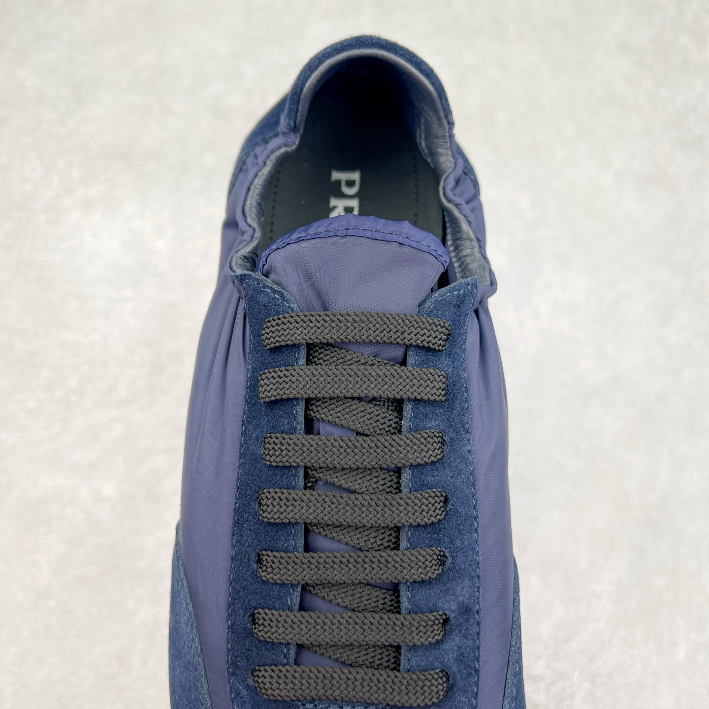 图片[5]-Prada 普拉达早春夏秀款薄底德训鞋 2025ss秀款出境率最高的单品 原版1比1开发 面料丝光牛反绒 牛皮垫脚 橡胶大底 内里羊皮包裹 软软糯糯的 鞋垫加厚小羊皮 踩上去无比舒适 有支撑感 又包裹得很好的感觉 鞋型包裹感十足 轻便好穿实用的一款休闲鞋 原版开模橡胶大底 尺码：35 36 37 38 39 40 41 42 43 44-选品中心