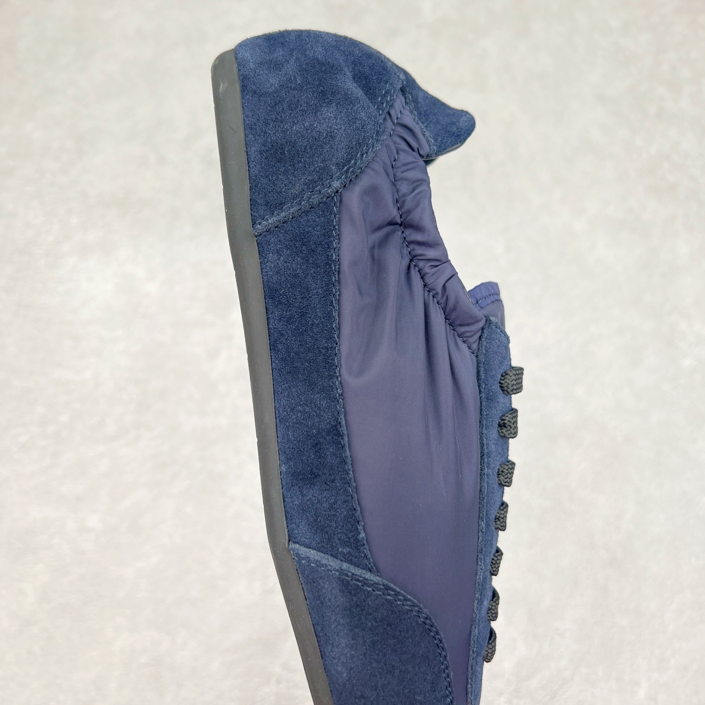 图片[6]-Prada 普拉达早春夏秀款薄底德训鞋 2025ss秀款出境率最高的单品 原版1比1开发 面料丝光牛反绒 牛皮垫脚 橡胶大底 内里羊皮包裹 软软糯糯的 鞋垫加厚小羊皮 踩上去无比舒适 有支撑感 又包裹得很好的感觉 鞋型包裹感十足 轻便好穿实用的一款休闲鞋 原版开模橡胶大底 尺码：35 36 37 38 39 40 41 42 43 44-选品中心