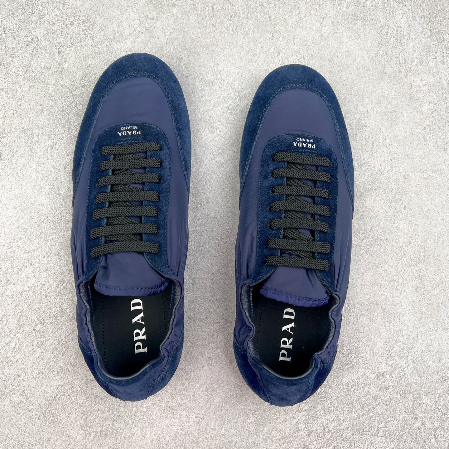图片[3]-Prada 普拉达早春夏秀款薄底德训鞋 2025ss秀款出境率最高的单品 原版1比1开发 面料丝光牛反绒 牛皮垫脚 橡胶大底 内里羊皮包裹 软软糯糯的 鞋垫加厚小羊皮 踩上去无比舒适 有支撑感 又包裹得很好的感觉 鞋型包裹感十足 轻便好穿实用的一款休闲鞋 原版开模橡胶大底 尺码：35 36 37 38 39 40 41 42 43 44-选品中心