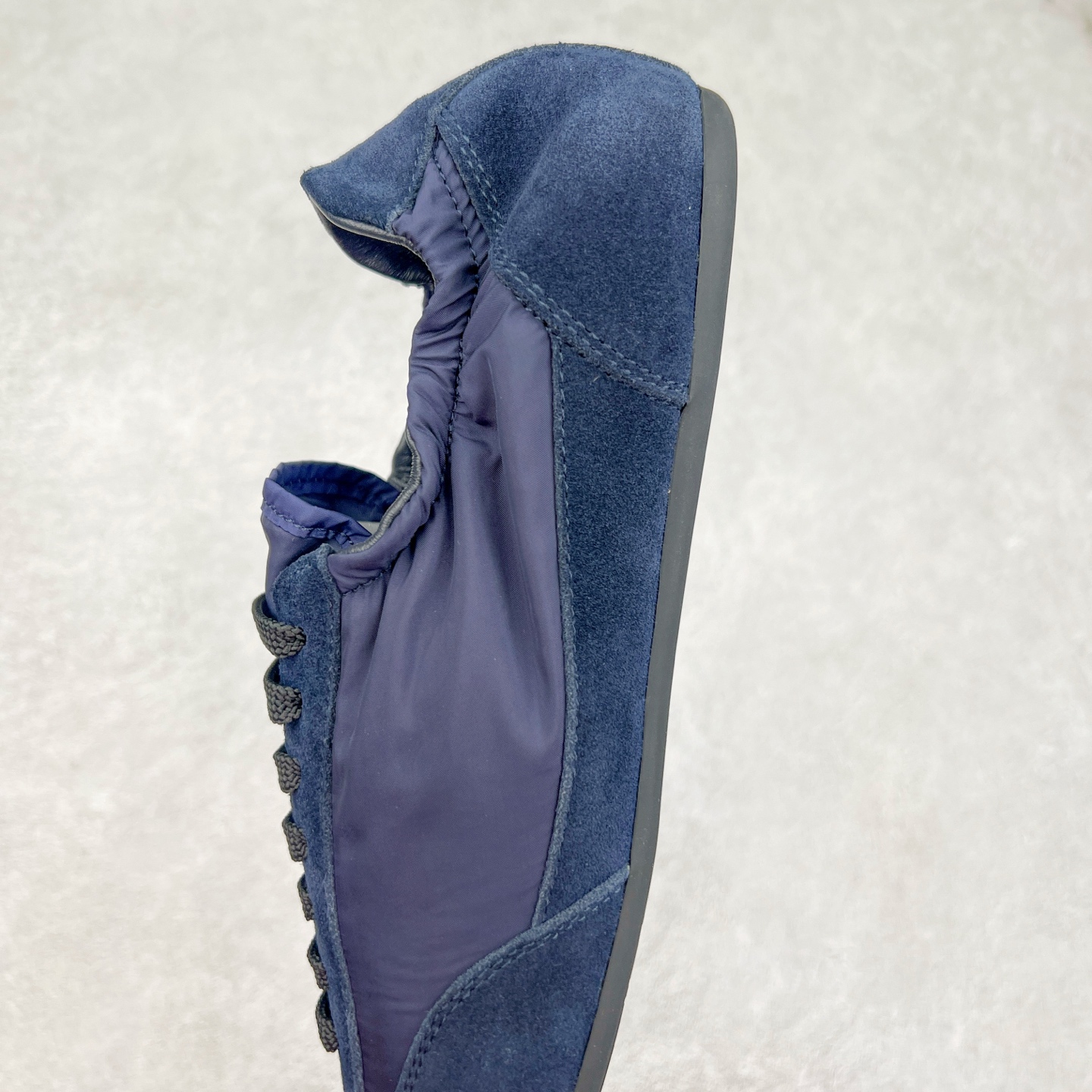 图片[7]-Prada 普拉达早春夏秀款薄底德训鞋 2025ss秀款出境率最高的单品 原版1比1开发 面料丝光牛反绒 牛皮垫脚 橡胶大底 内里羊皮包裹 软软糯糯的 鞋垫加厚小羊皮 踩上去无比舒适 有支撑感 又包裹得很好的感觉 鞋型包裹感十足 轻便好穿实用的一款休闲鞋 原版开模橡胶大底 尺码：35 36 37 38 39 40 41 42 43 44-选品中心