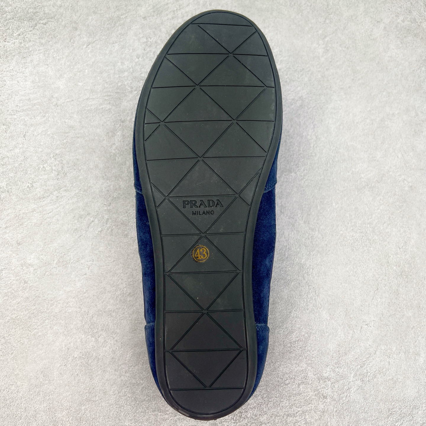 图片[9]-Prada 普拉达早春夏秀款薄底德训鞋 2025ss秀款出境率最高的单品 原版1比1开发 面料丝光牛反绒 牛皮垫脚 橡胶大底 内里羊皮包裹 软软糯糯的 鞋垫加厚小羊皮 踩上去无比舒适 有支撑感 又包裹得很好的感觉 鞋型包裹感十足 轻便好穿实用的一款休闲鞋 原版开模橡胶大底 尺码：35 36 37 38 39 40 41 42 43 44-选品中心