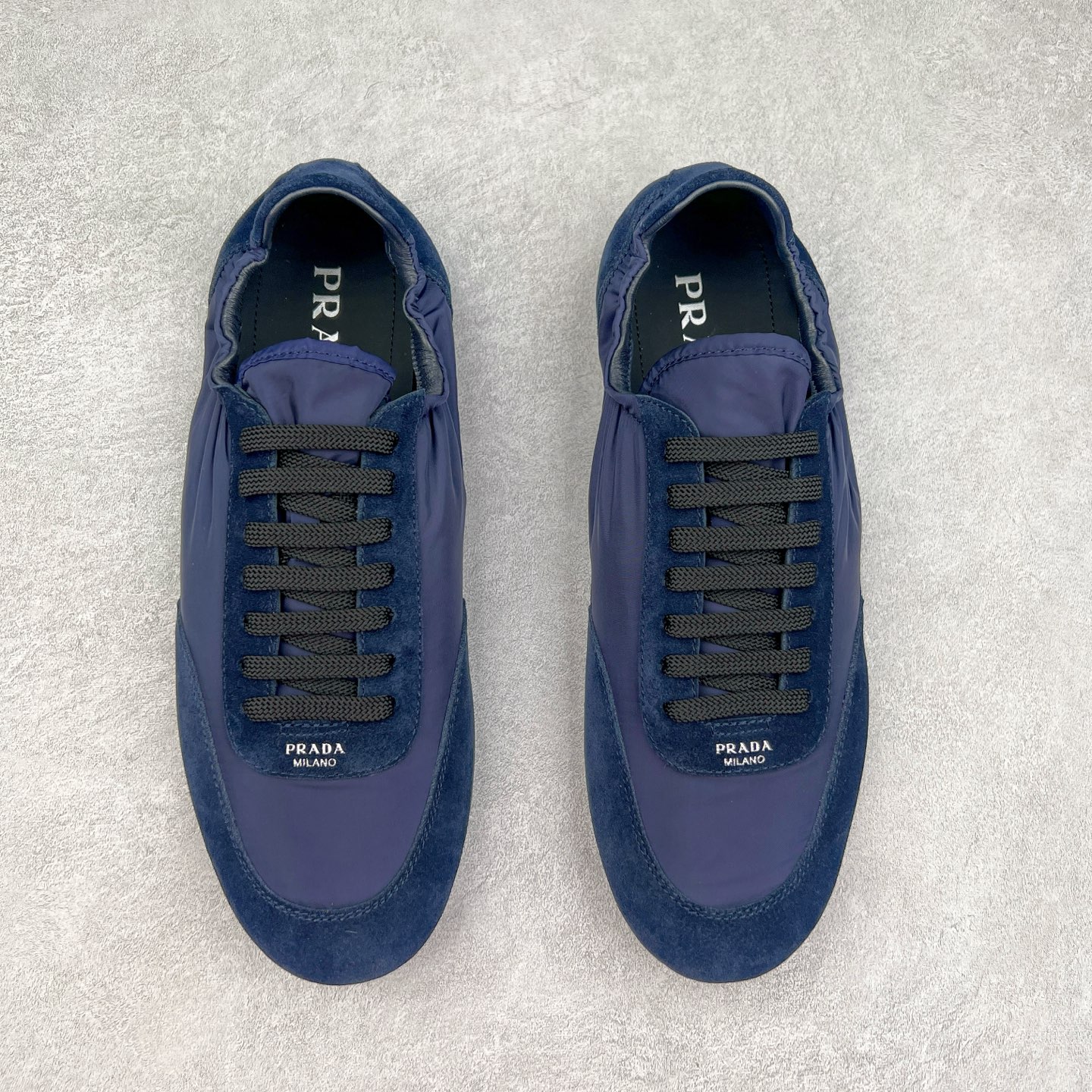 图片[2]-Prada 普拉达早春夏秀款薄底德训鞋 2025ss秀款出境率最高的单品 原版1比1开发 面料丝光牛反绒 牛皮垫脚 橡胶大底 内里羊皮包裹 软软糯糯的 鞋垫加厚小羊皮 踩上去无比舒适 有支撑感 又包裹得很好的感觉 鞋型包裹感十足 轻便好穿实用的一款休闲鞋 原版开模橡胶大底 尺码：35 36 37 38 39 40 41 42 43 44-选品中心