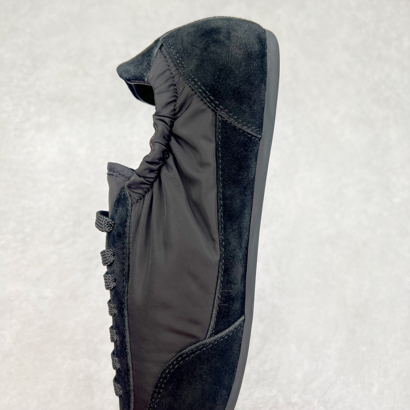 图片[7]-Prada 普拉达早春夏秀款薄底德训鞋 2025ss秀款出境率最高的单品 原版1比1开发 面料丝光牛反绒 牛皮垫脚 橡胶大底 内里羊皮包裹 软软糯糯的 鞋垫加厚小羊皮 踩上去无比舒适 有支撑感 又包裹得很好的感觉 鞋型包裹感十足 轻便好穿实用的一款休闲鞋 原版开模橡胶大底 尺码：35 36 37 38 39 40 41 42 43 44-选品中心