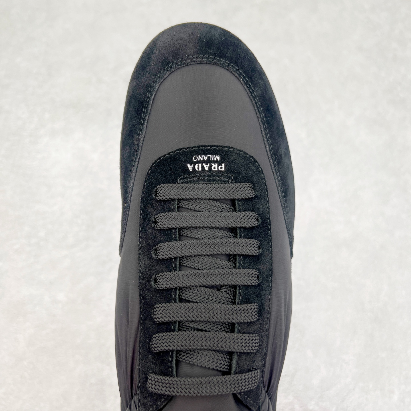 图片[4]-Prada 普拉达早春夏秀款薄底德训鞋 2025ss秀款出境率最高的单品 原版1比1开发 面料丝光牛反绒 牛皮垫脚 橡胶大底 内里羊皮包裹 软软糯糯的 鞋垫加厚小羊皮 踩上去无比舒适 有支撑感 又包裹得很好的感觉 鞋型包裹感十足 轻便好穿实用的一款休闲鞋 原版开模橡胶大底 尺码：35 36 37 38 39 40 41 42 43 44-选品中心